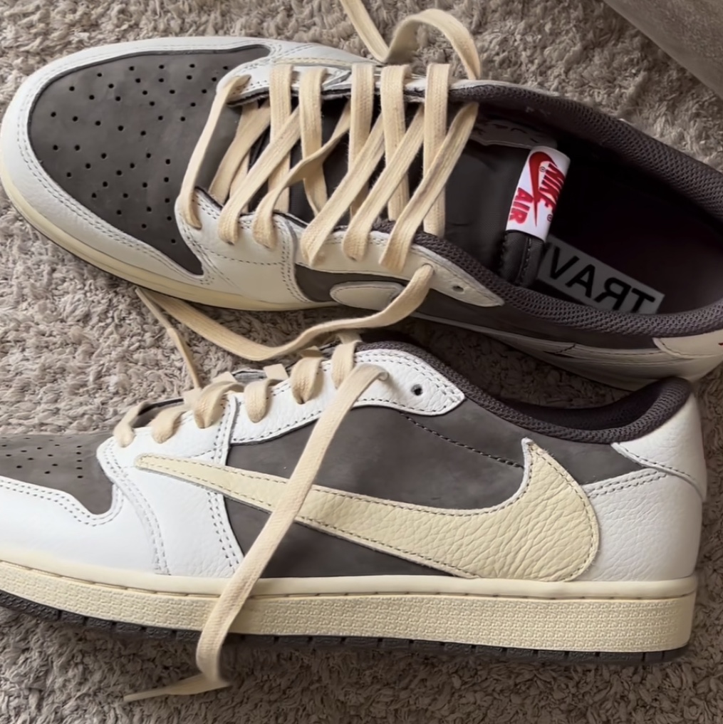 Jordan 1 x Travis Scott Retro Low OG SP Sail and Ridgerock 착용 스타일