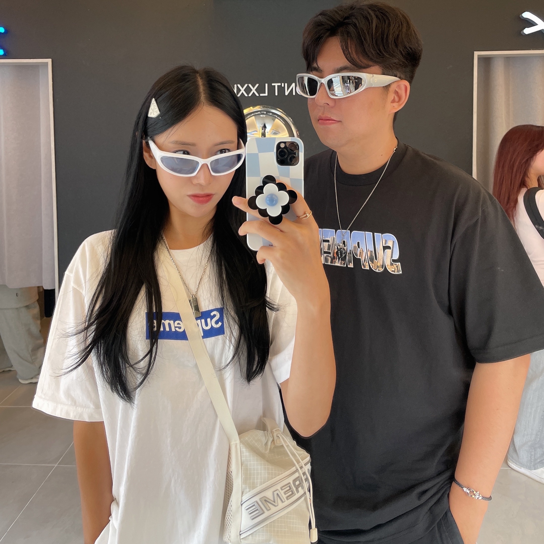 Supreme Seoul Box Logo T-Shirt White - 23FW, Supreme Gotham T-Shirt Black - 23FW 착용 스타일 - 2