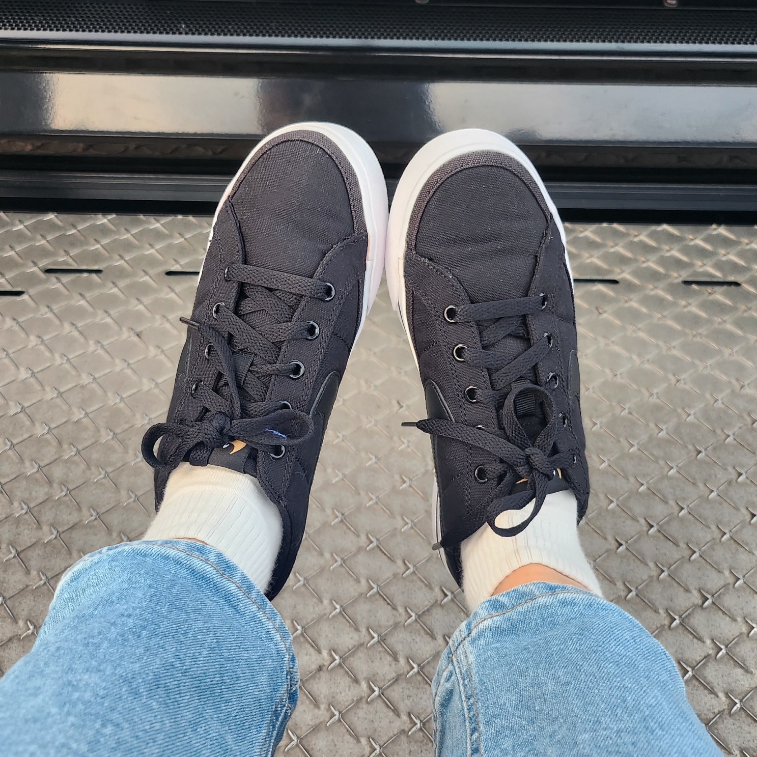 (W) Nike Court Legacy Mule Black 착용 스타일 - 1