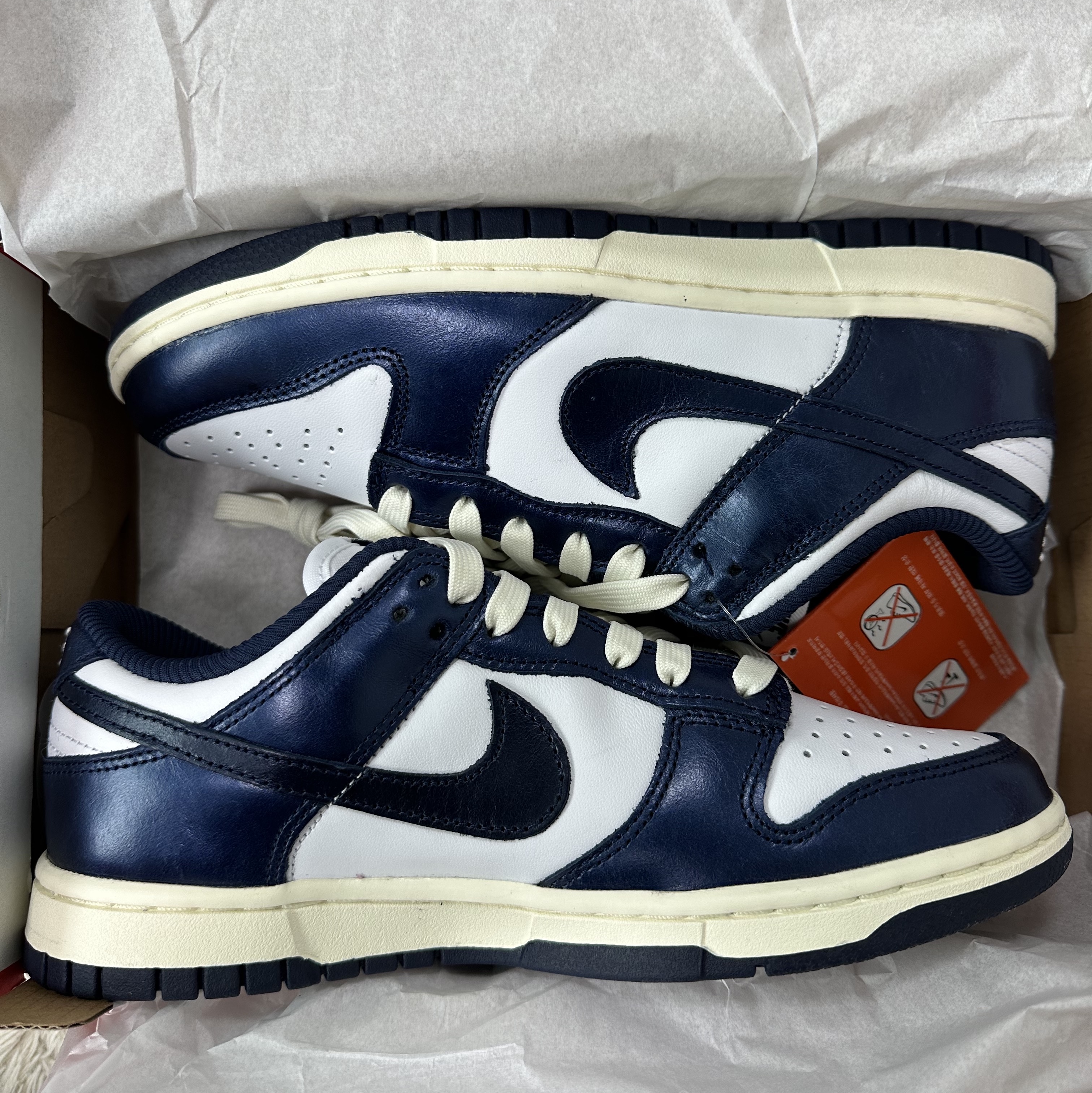 (W) Nike Dunk Low PRM Midnight Navy and White 착용 스타일