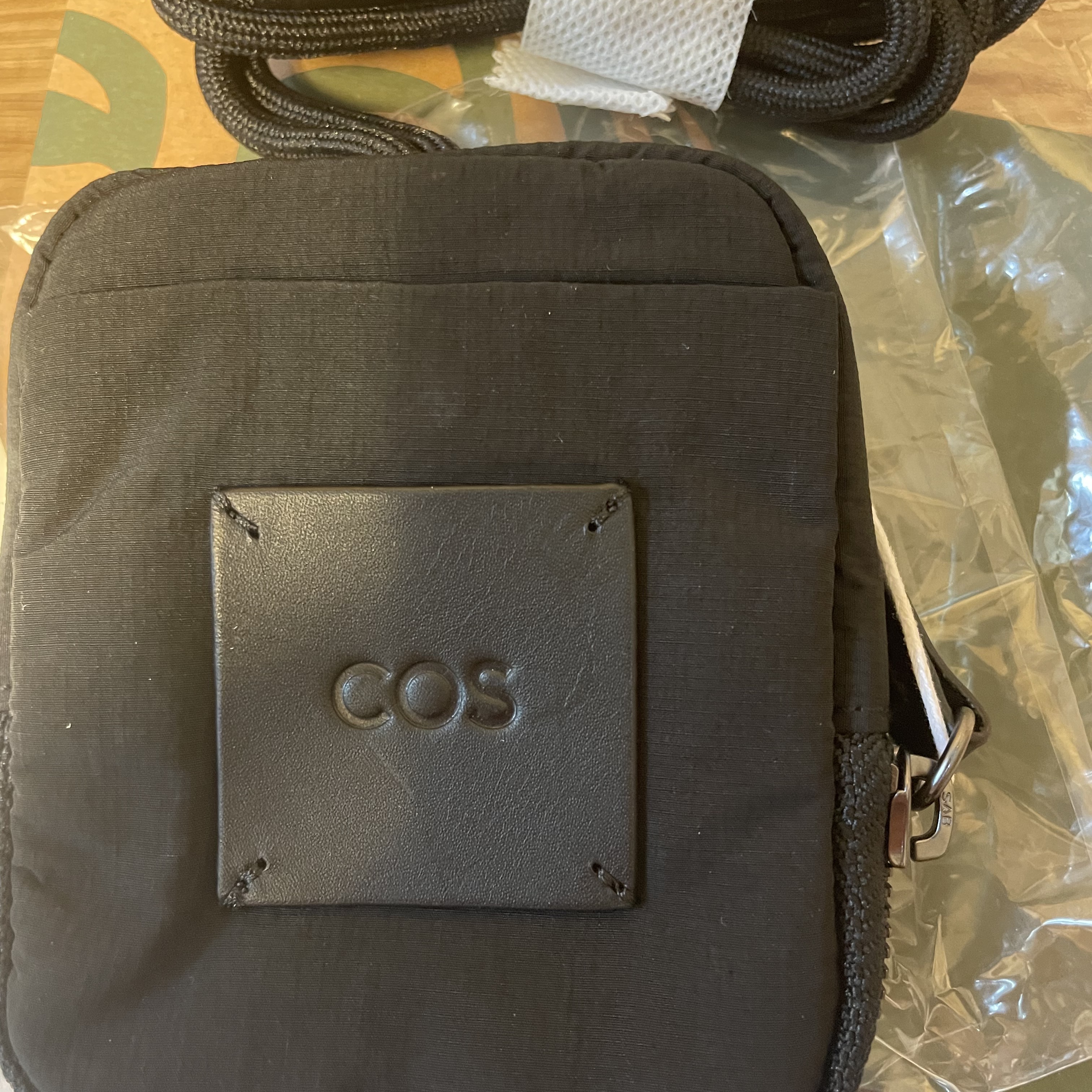 COS Mini Crossbody Pouch Nylon Black 착용 스타일