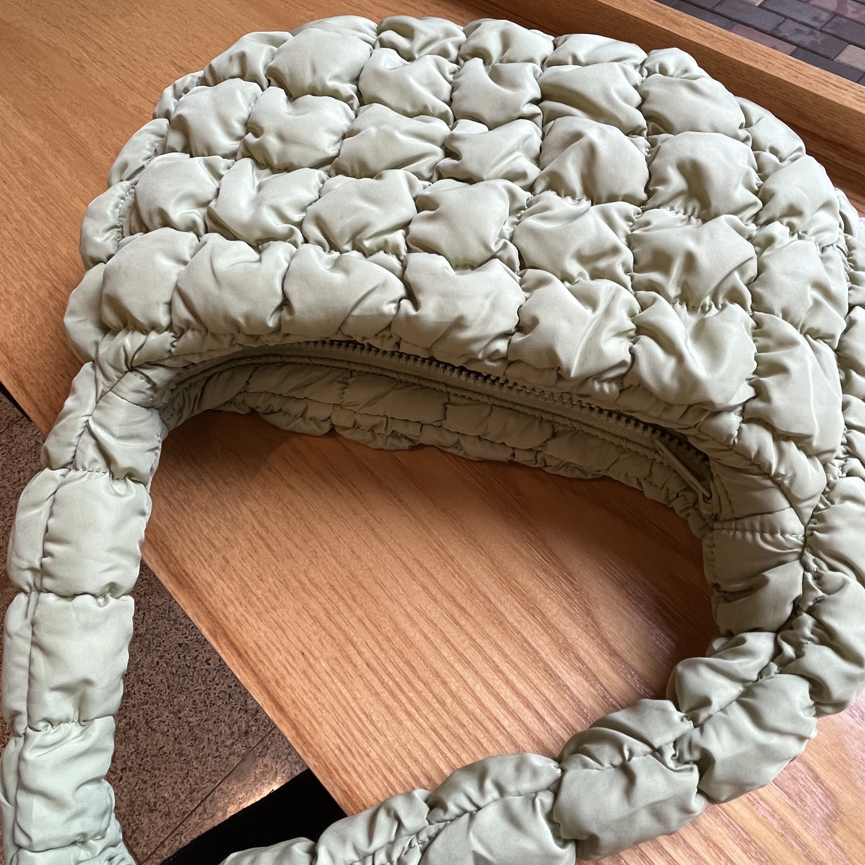 COS Quilted Mini Bag Light Green 착용 스타일 - 2