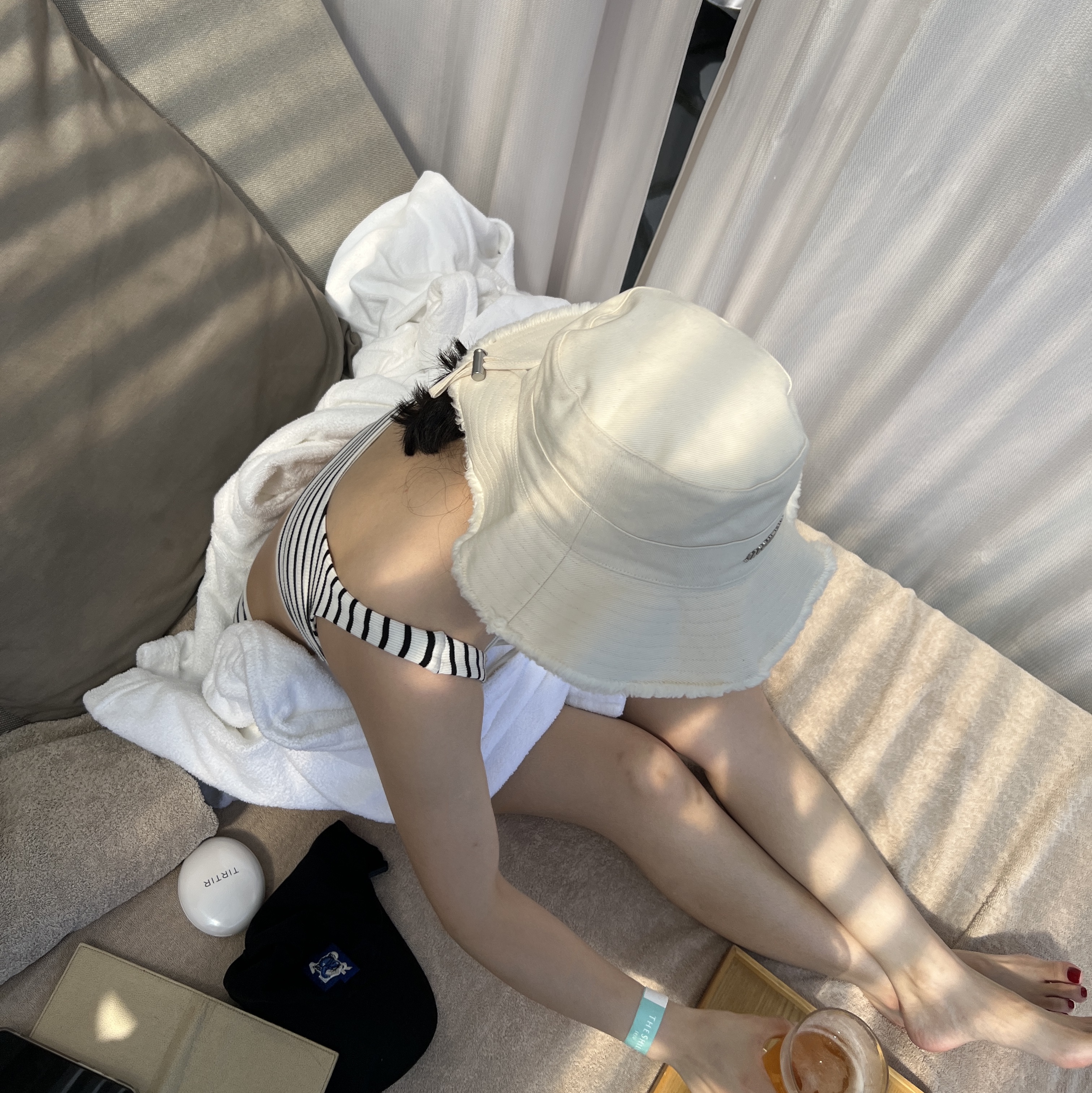 Jacquemus Le Bob Artichaut Bucket Hat Off White 착용 스타일