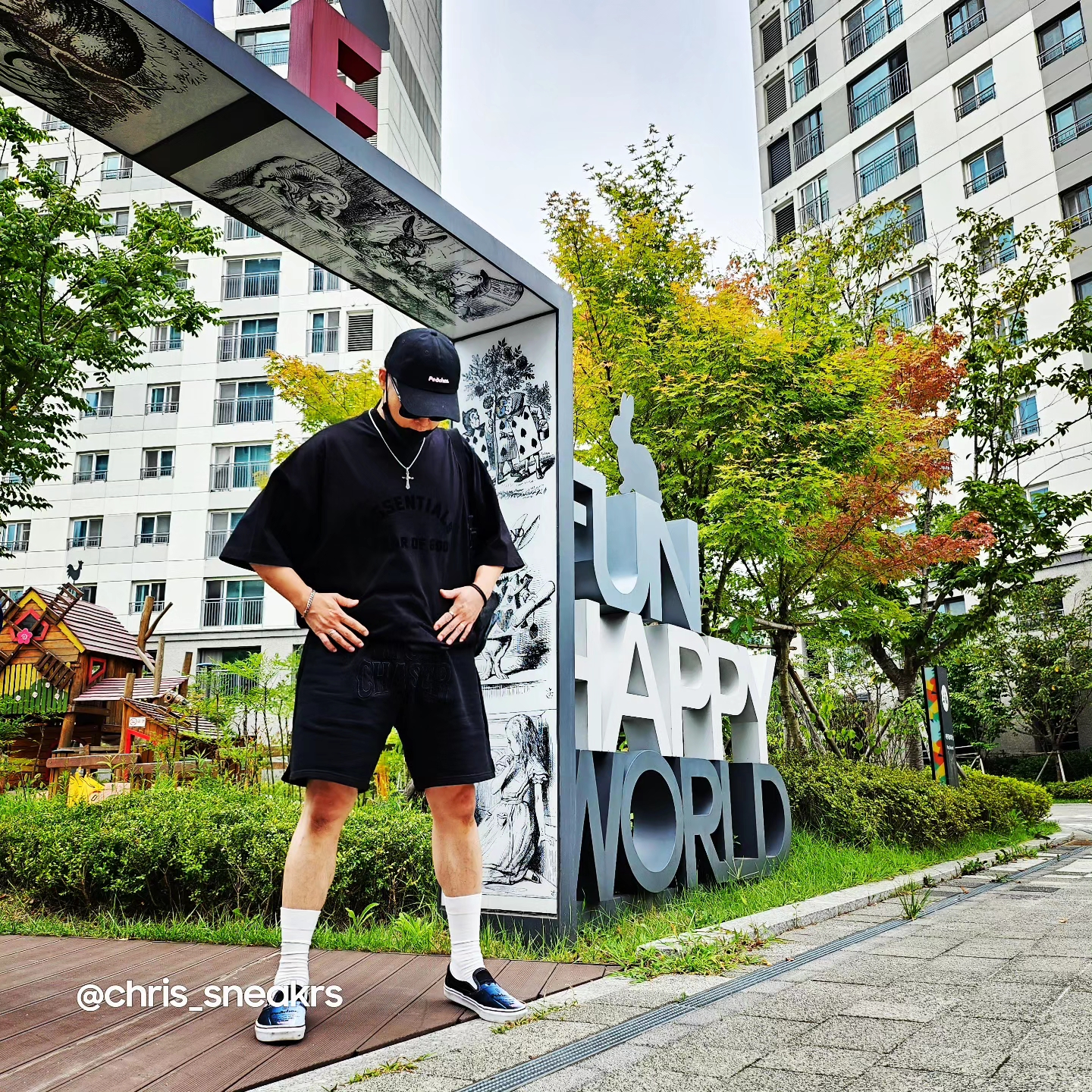 Essentials The Black Collection T-Shirt Black - 23SS, [KREAM 단독] Won Chaser New Money Shorts Black 착용 스타일 - 1