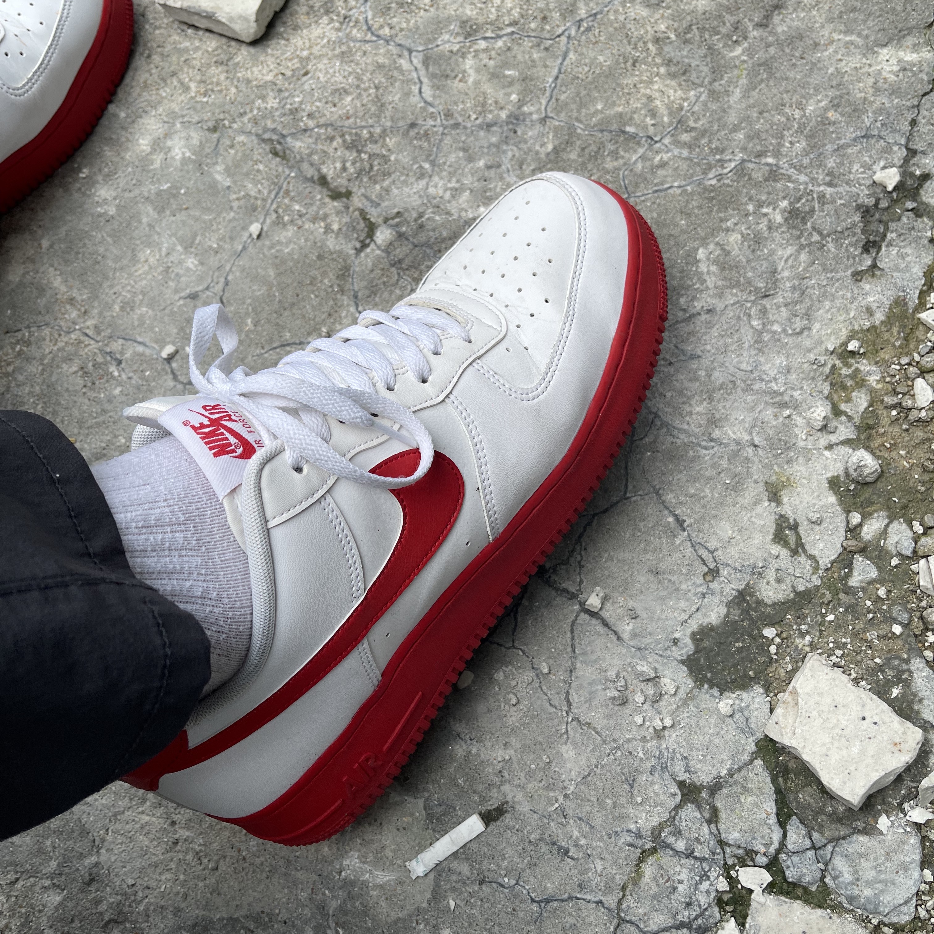 Nike Air Force 1 Low White Red Midsole 착용 스타일 - 3