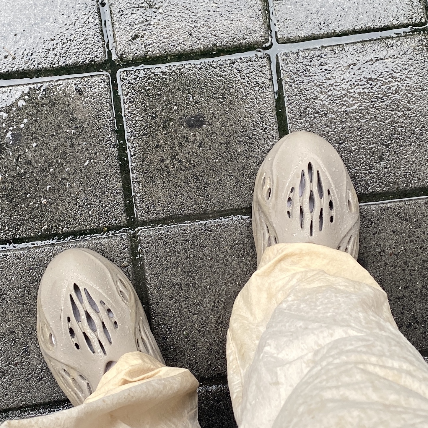 Adidas Yeezy Foam RNNR Stone Sage 착용 스타일