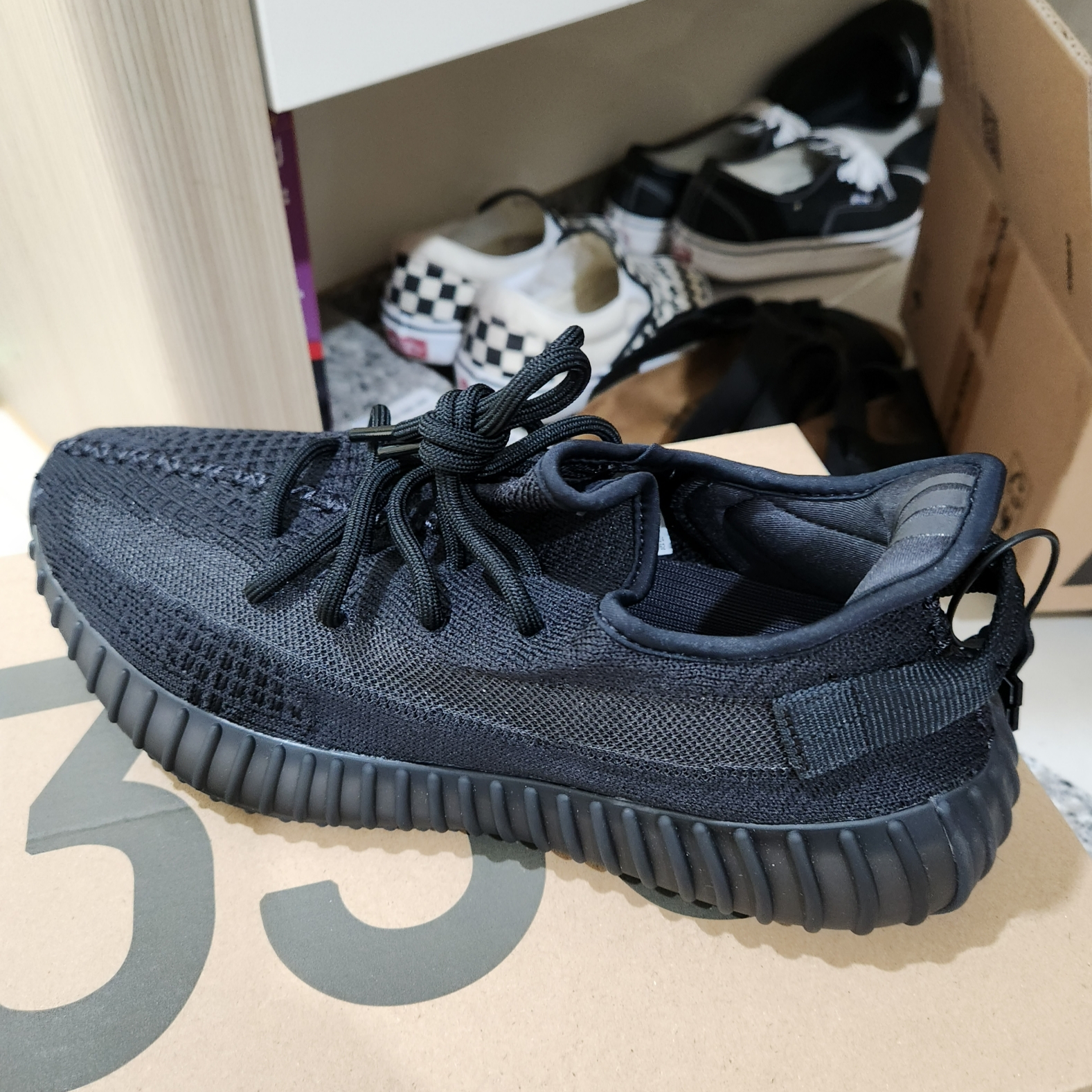Adidas Yeezy Boost 350 V2 Onyx 착용 스타일