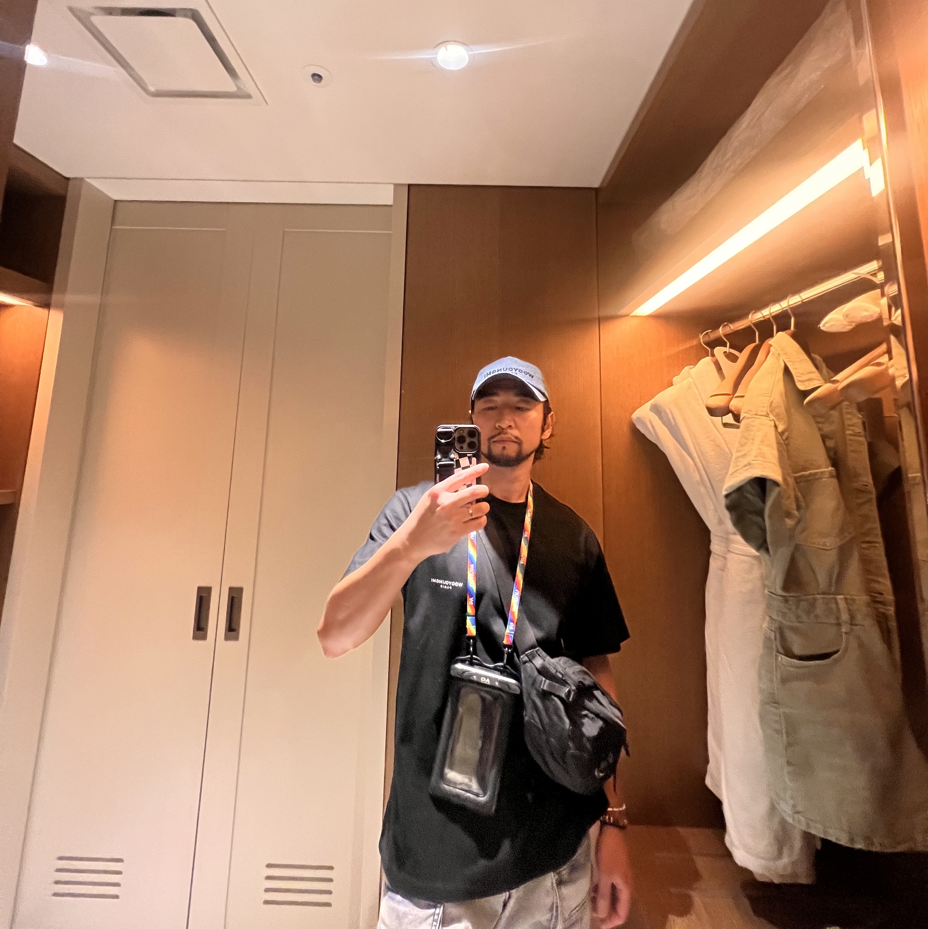Wooyoungmi Black Embroidered Logo Ball Cap Blue Denim - 22FW, Wooyoungmi Square Label T-Shirt Black - 22FW 착용 스타일