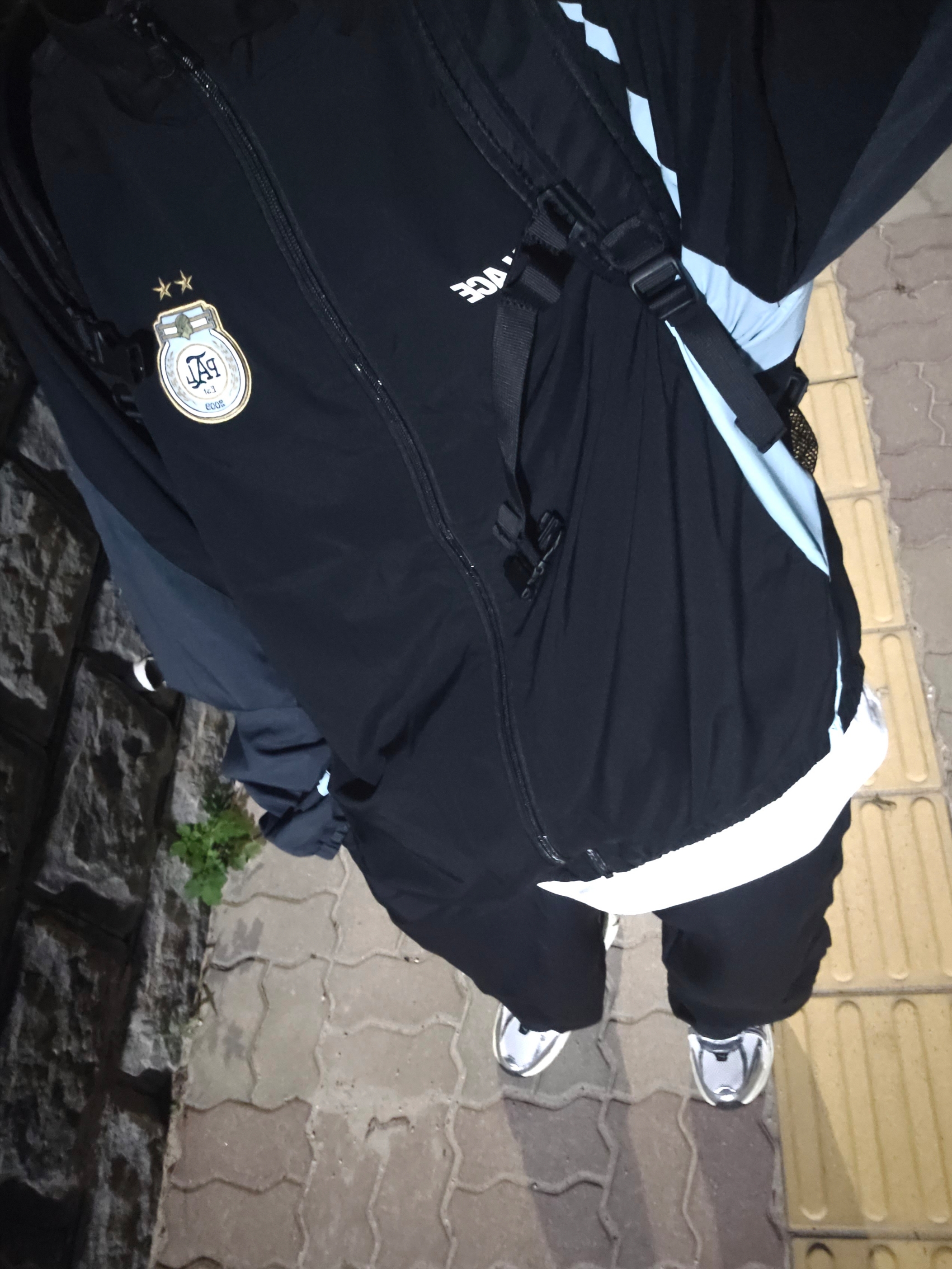 Palace Pro Shell Jacket Black - 23FW, Nike V2K Run Summit White Metallic Silver 착용 스타일