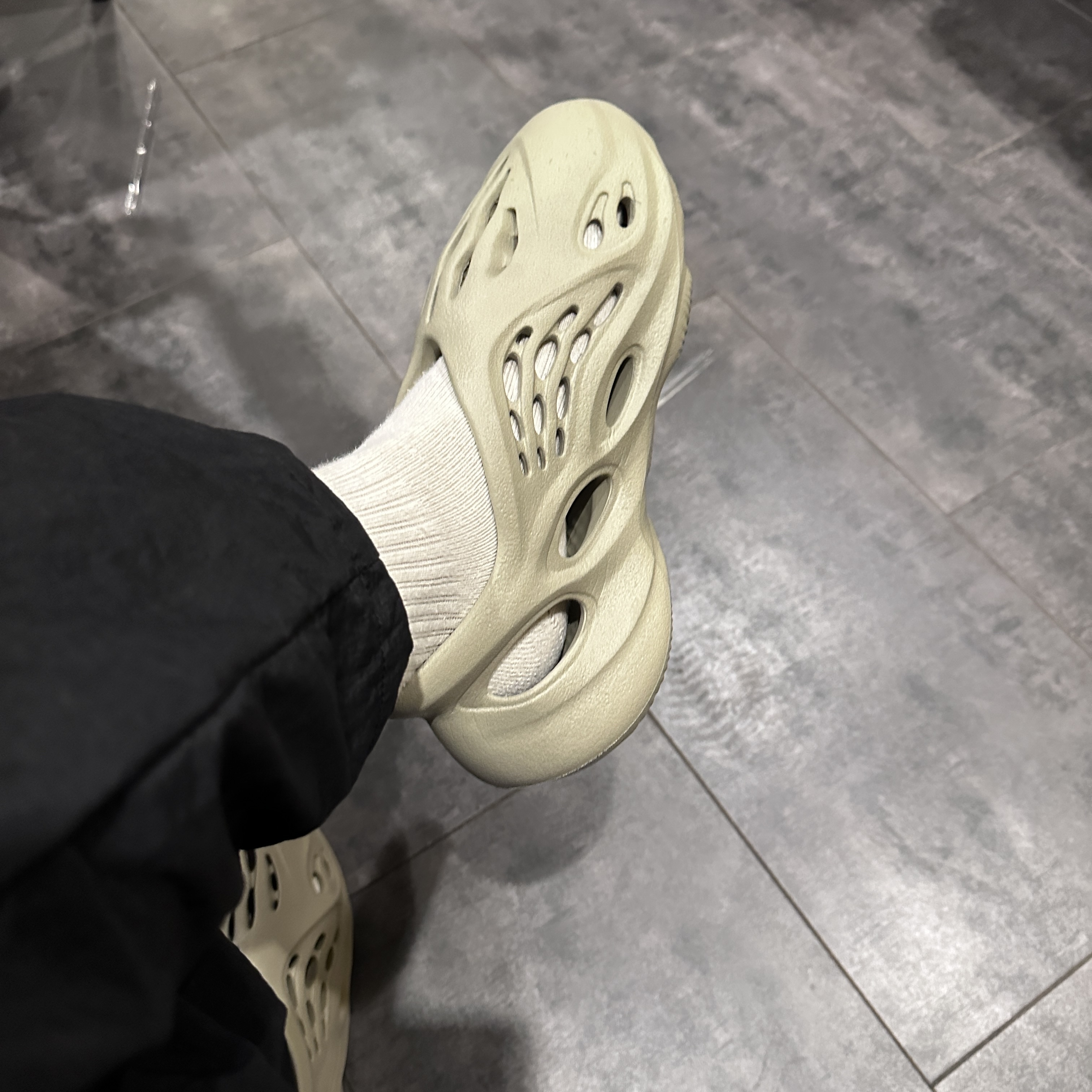 Adidas Yeezy Foam RNNR Stone Salt 착용 스타일