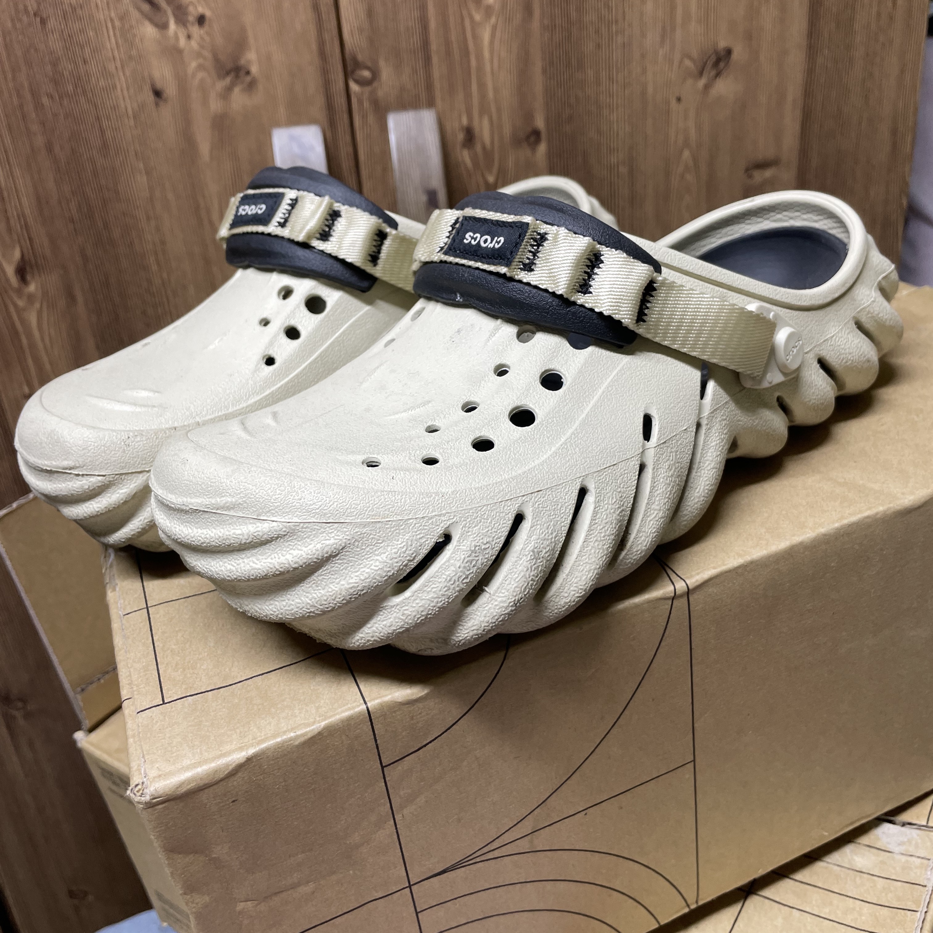 Crocs Echo Clog Bone Black 착용 스타일