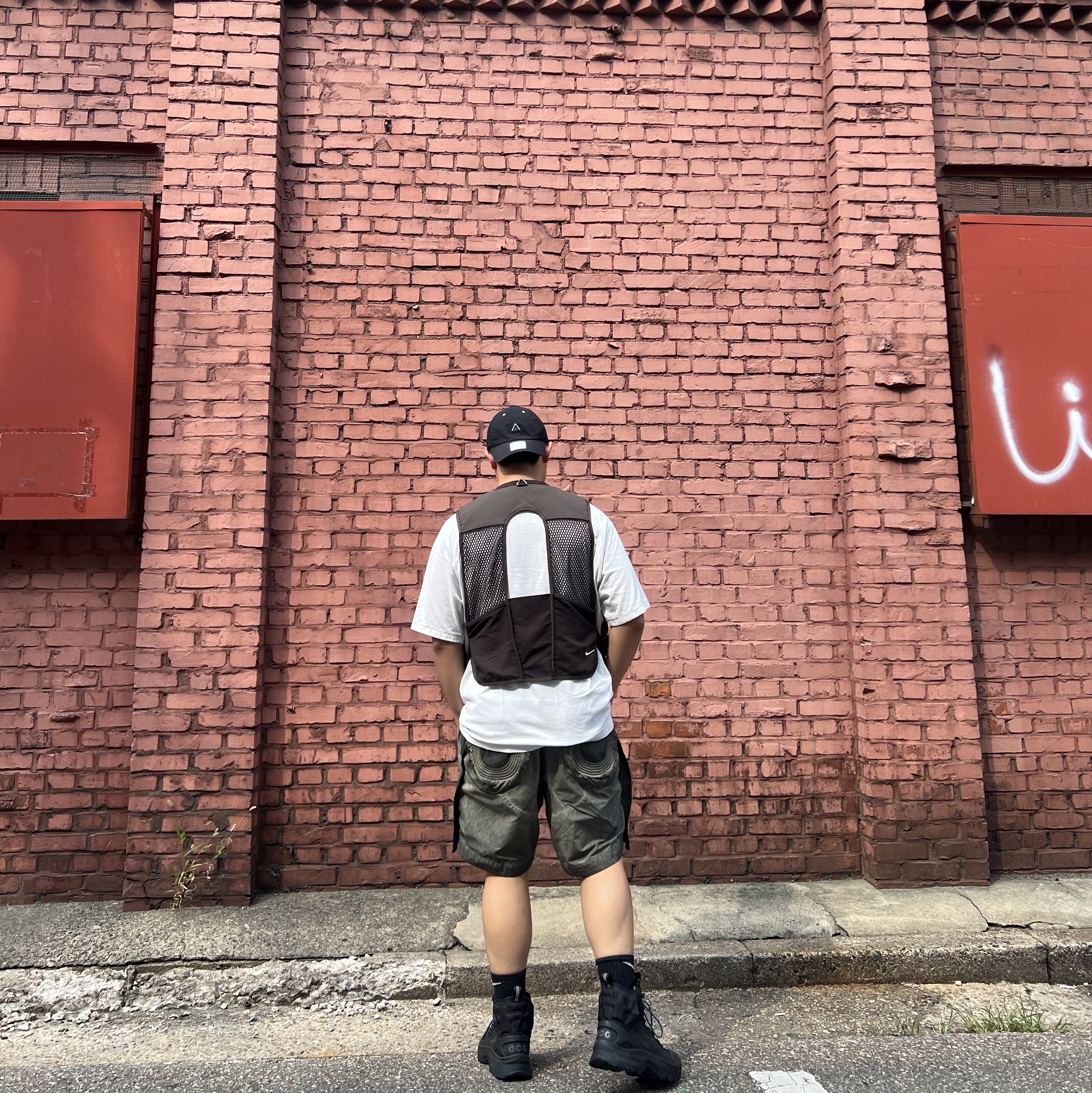 Nike ACG Heritage 86 Cap Black, Nike ACG Buttles Vest Velvet Brown - Asia 착용 스타일 - 4