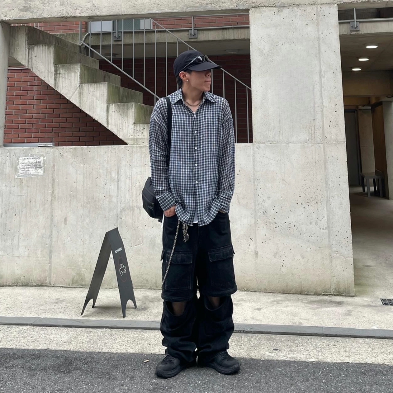 Arc'teryx Mantis 2 Waistpack Black, Oakley Eye Jacket Redux Matte Black Frame Prizm Grey Lenses High Bridge Fit 착용 스타일 - 1