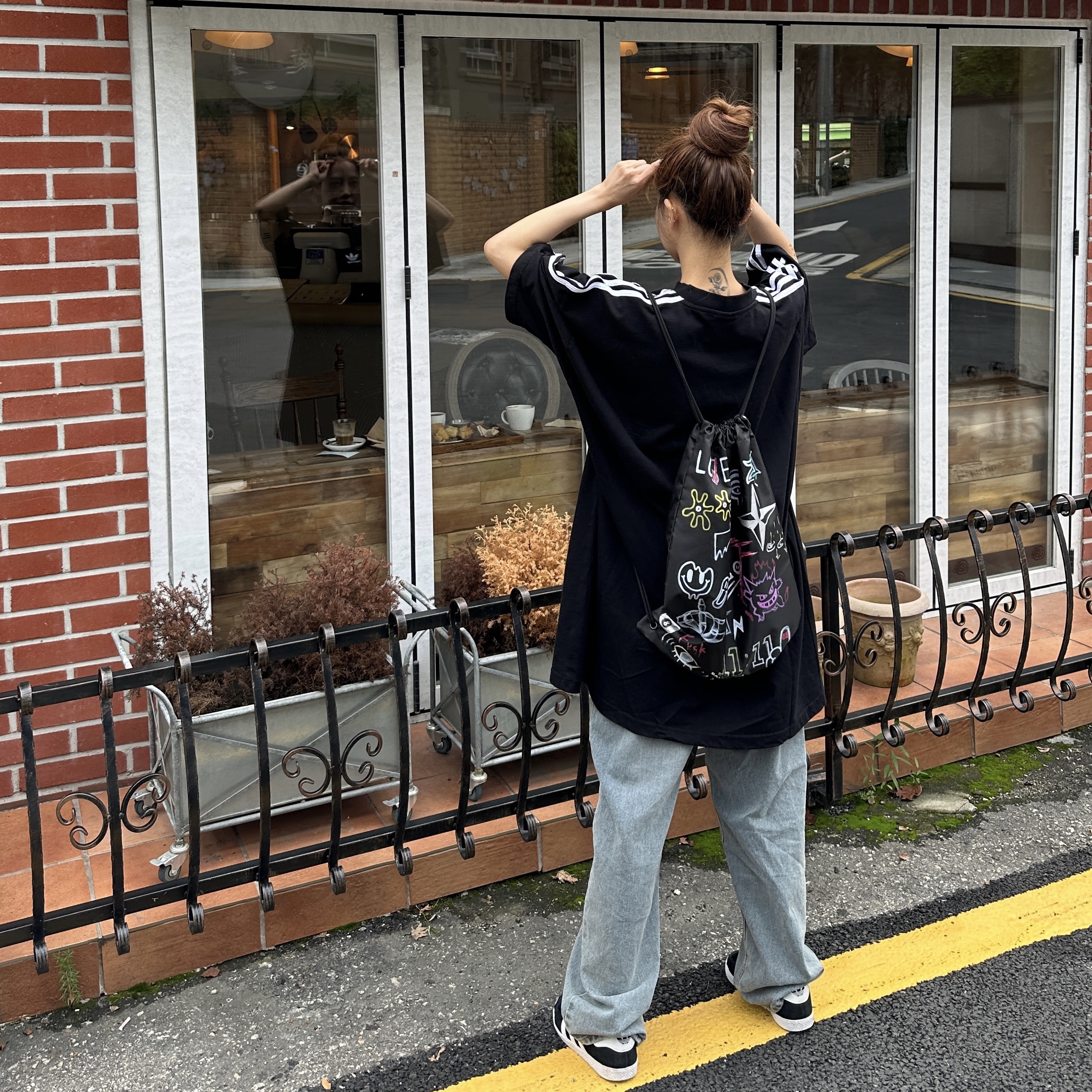 Balenciaga x Adidas Oversized T-Shirt Black White, (J) Adidas Gazelle Core Black Cloud White 착용 스타일 - 3