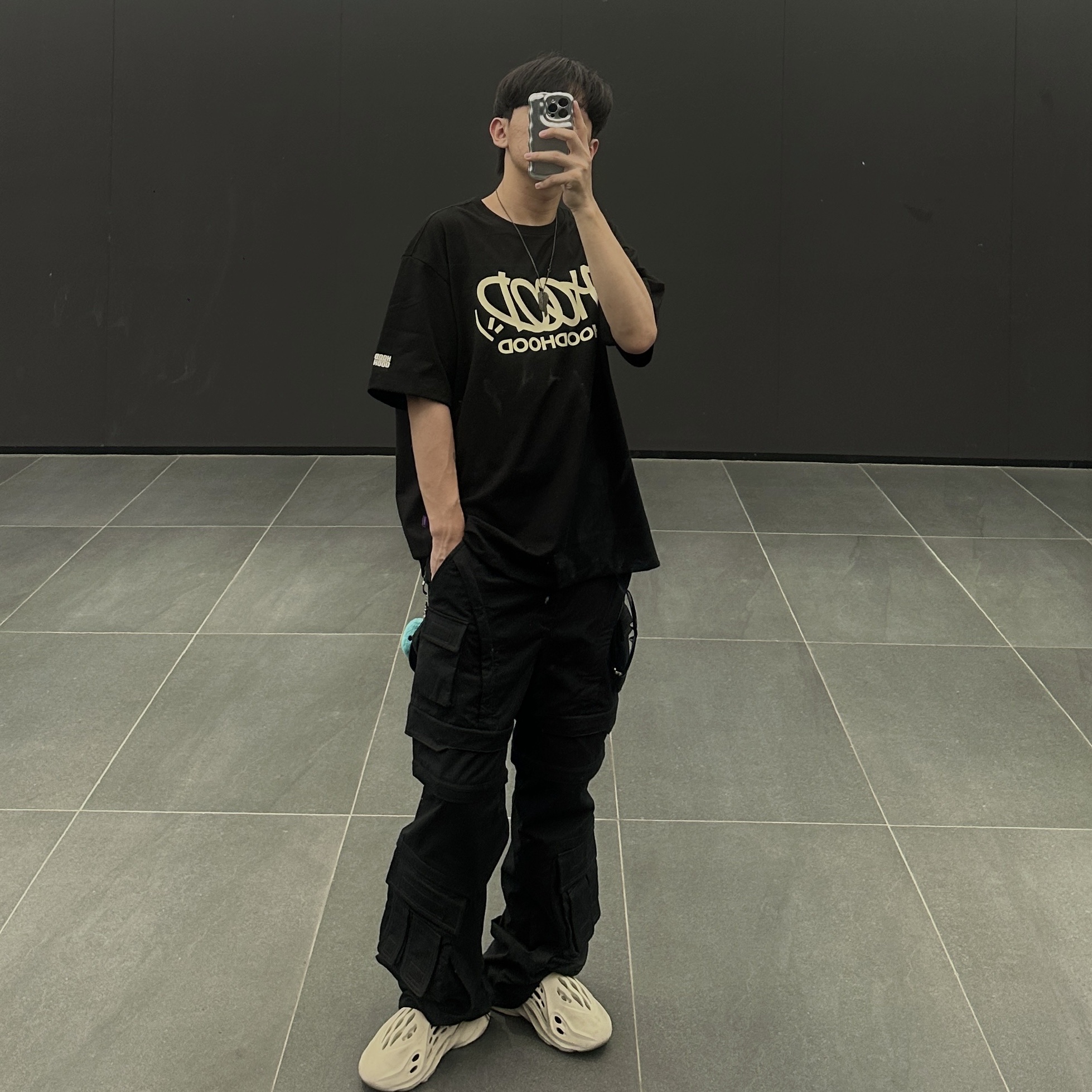 Adidas Yeezy Foam RNNR Sand 착용 스타일 - 1