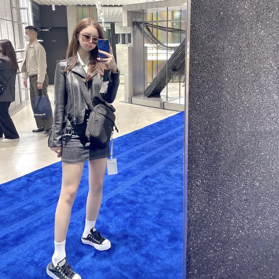 Maison Margiela Stitch Crossbody Bag Black, (W) Converse Chuck Taylor All Star Lift Ox Black 착용 스타일