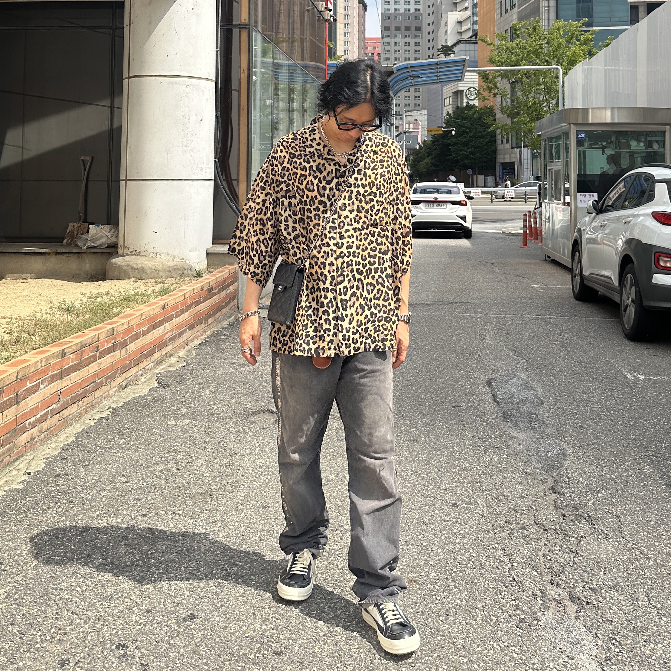 Rick Owens Luxor Vintage Sneakers Black Milk, Kapital 14 oz. Denim 5P Monkey Cisco Gemstone Pants Black 착용 스타일