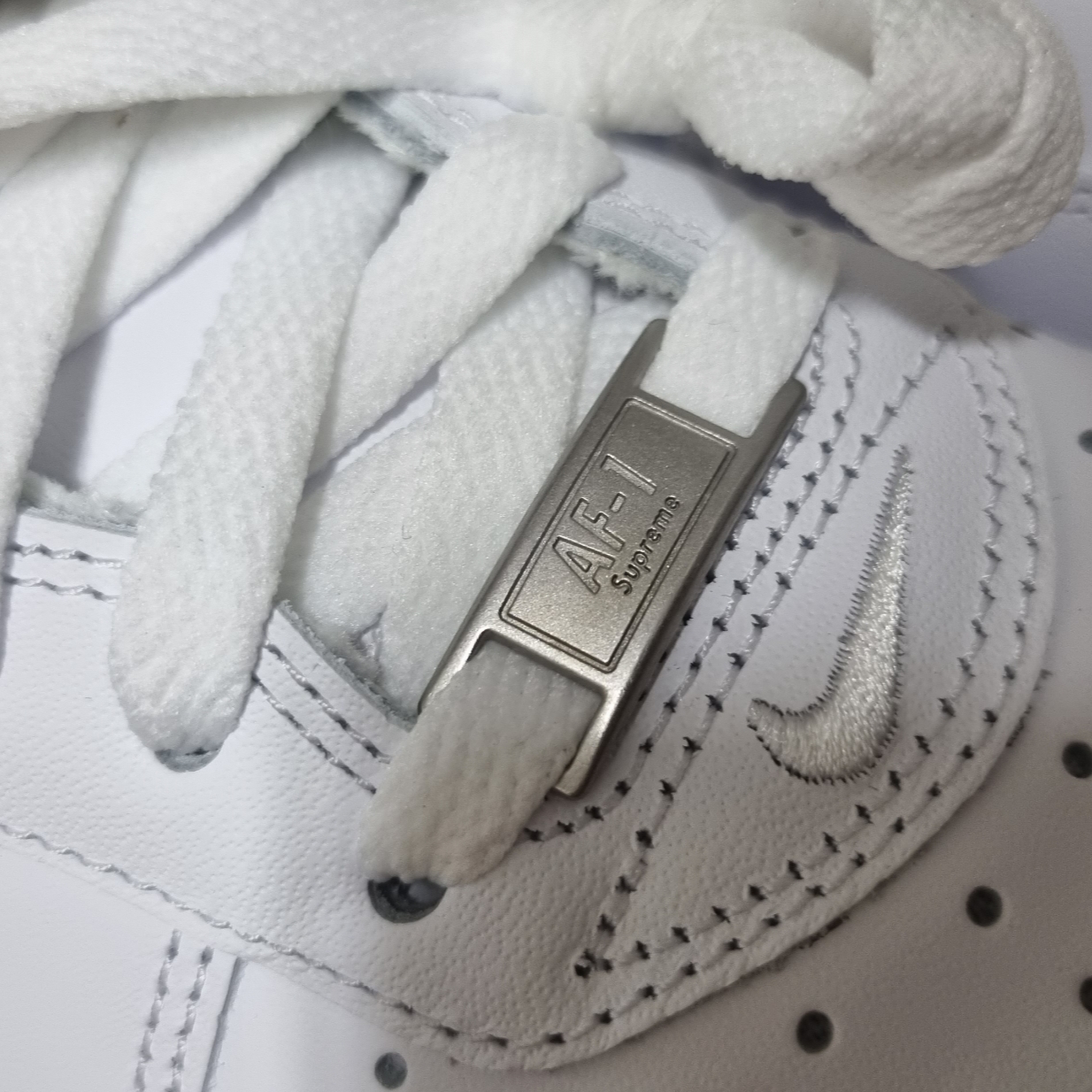 Nike x Supreme Air Force 1 Low White 착용 스타일 - 4