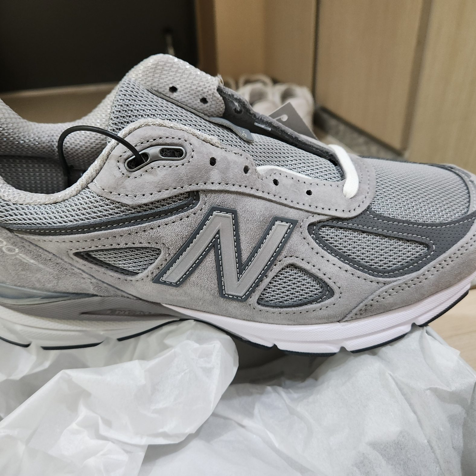 New Balance 990v4 Made in USA Grey Silver 착용 스타일