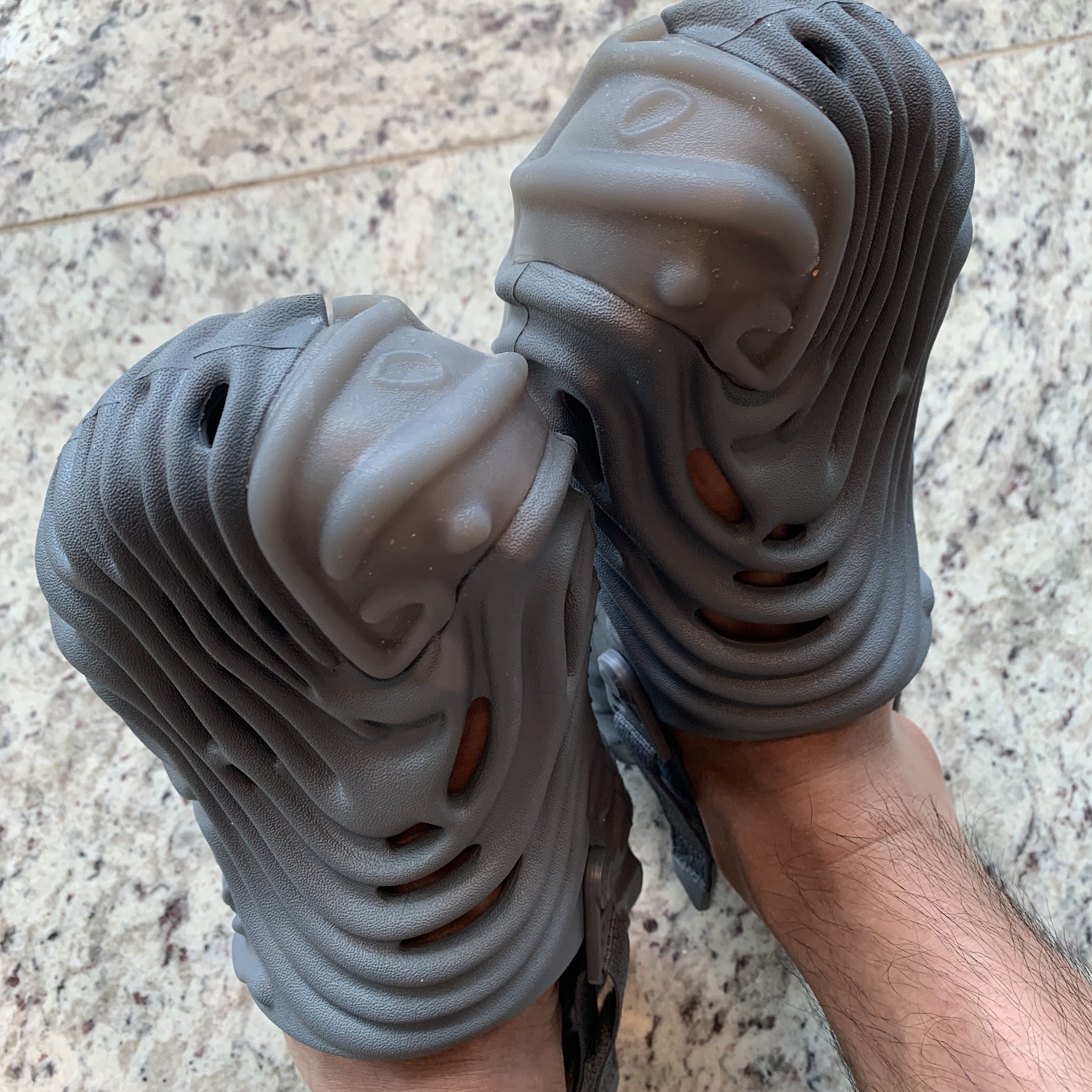 Crocs x Salehe Bembury Pollex Clog Niagara 착용 스타일