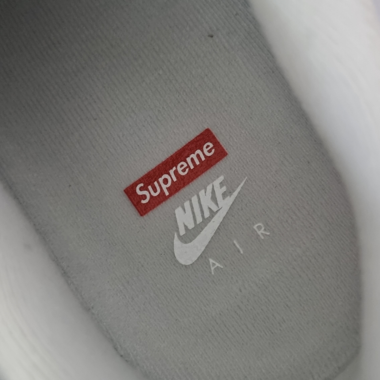 Nike x Supreme Air Force 1 Low White 착용 스타일 - 3