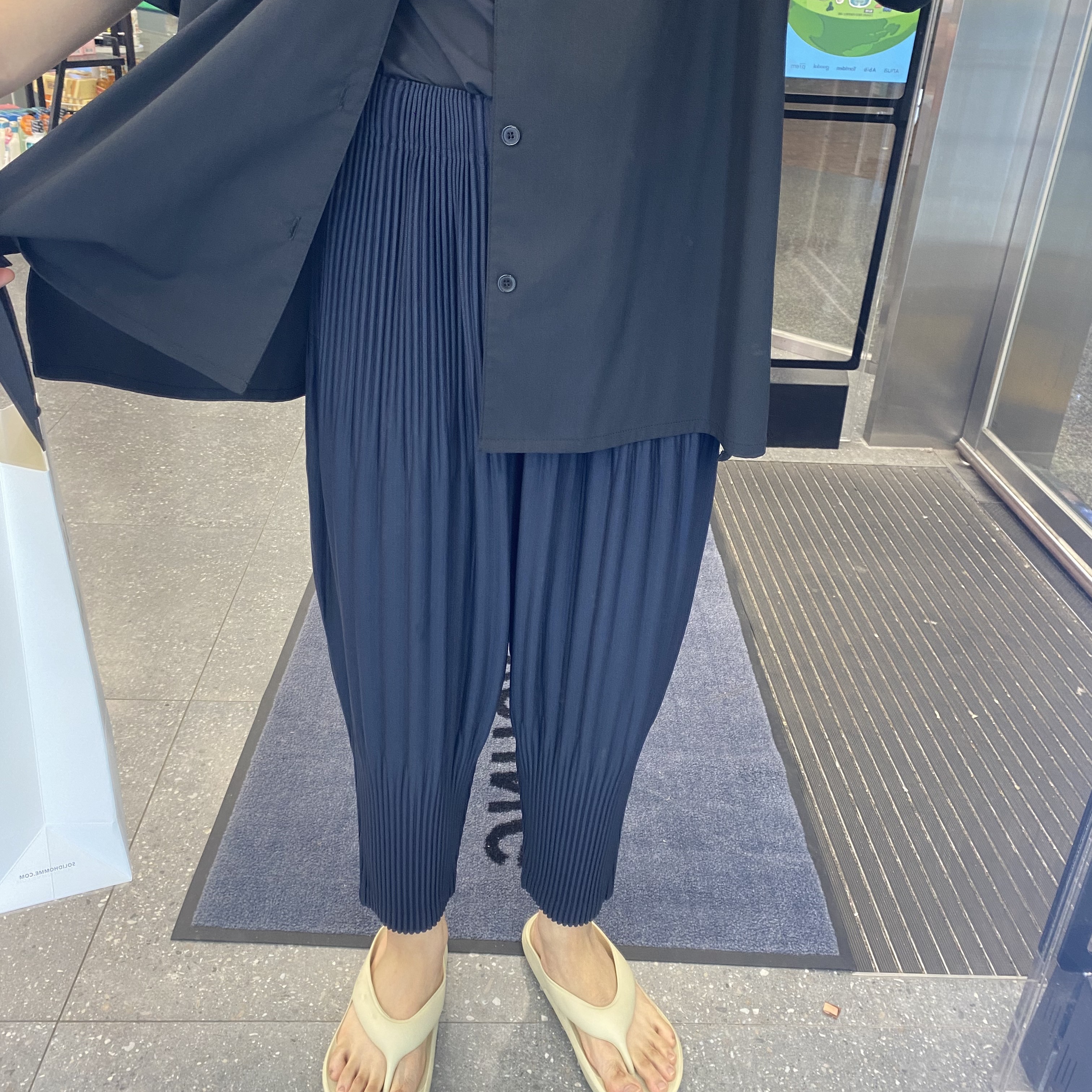 Homme Plisse Issey Miyake Basics Pants Navy 착용 스타일 - 2