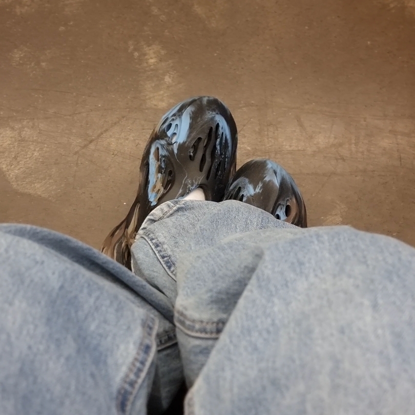 Adidas Yeezy Foam RNNR MX Cinder 착용 스타일