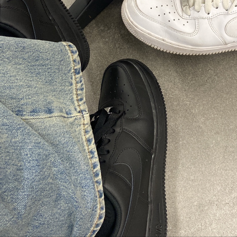 Nike Air Force 1 '07 Low Triple Black 착용 스타일 - 4