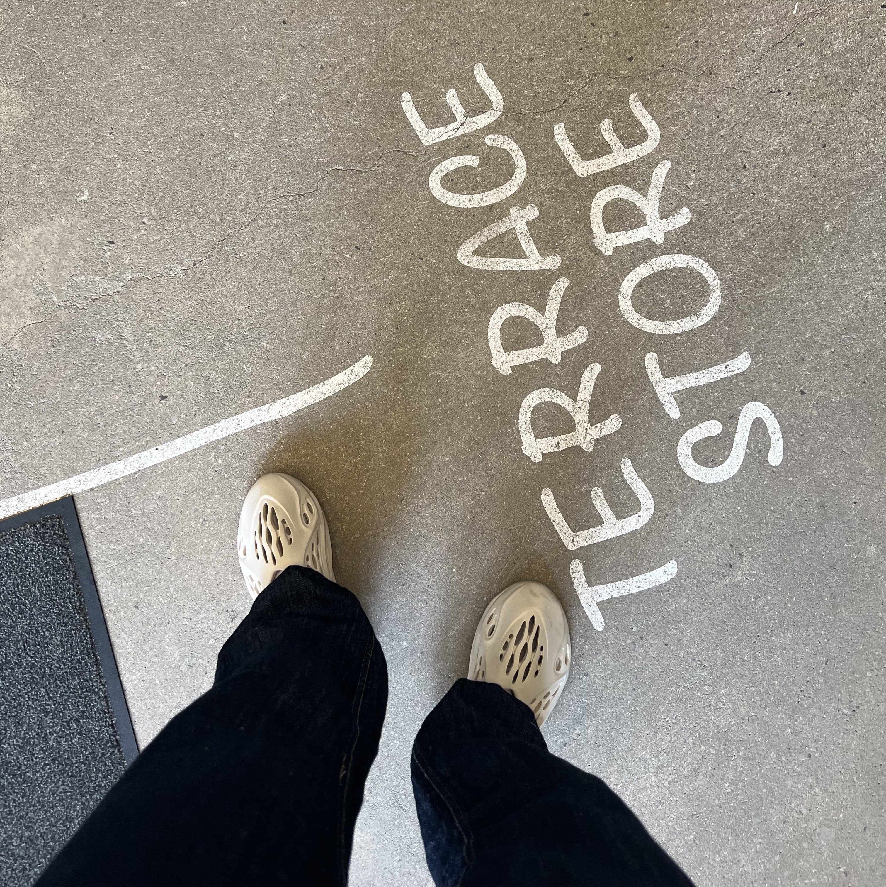 Adidas Yeezy Foam RNNR Sand 착용 스타일
