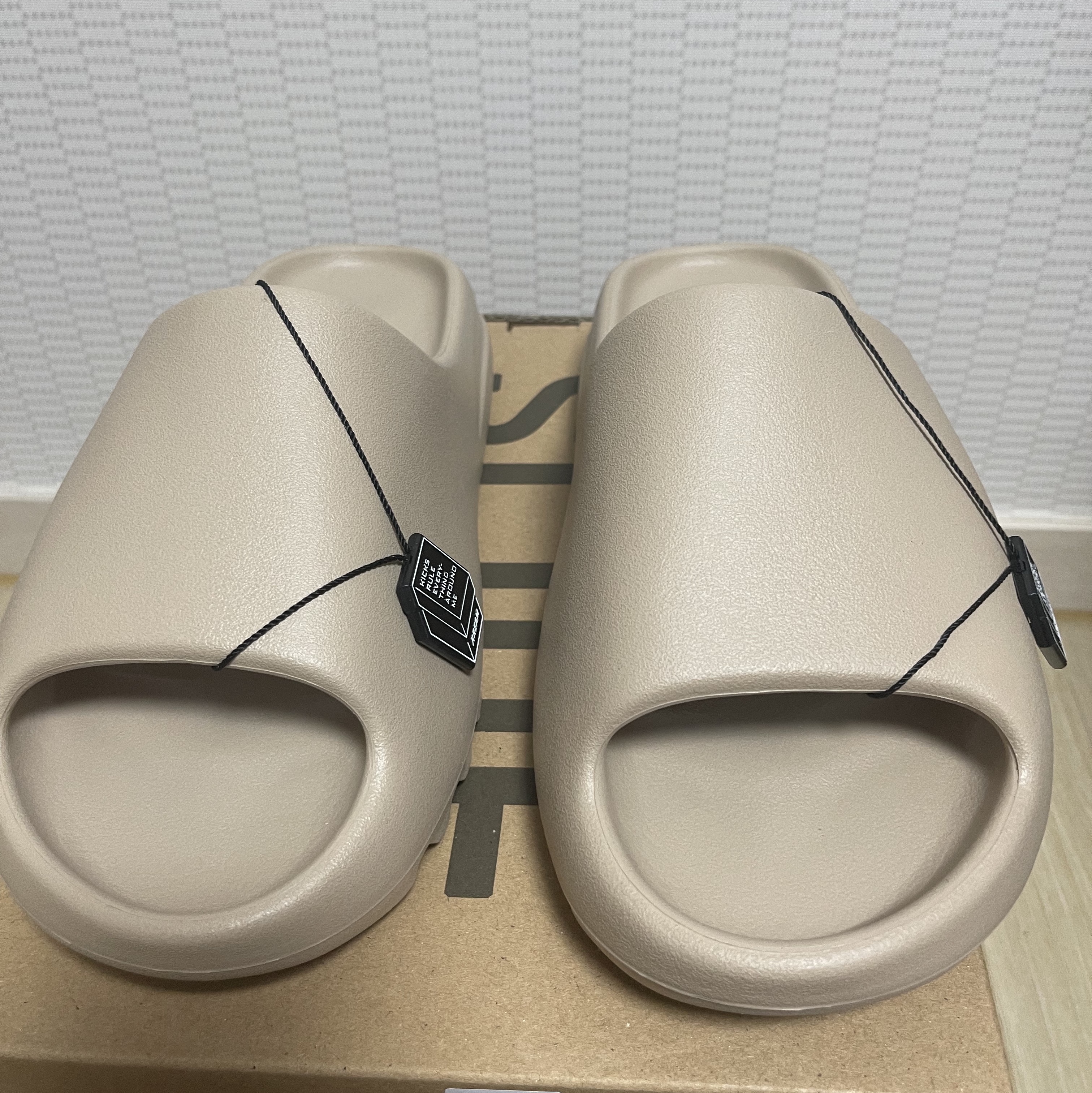 Adidas Yeezy Slide Pure - Re-Release Ver. 착용 스타일