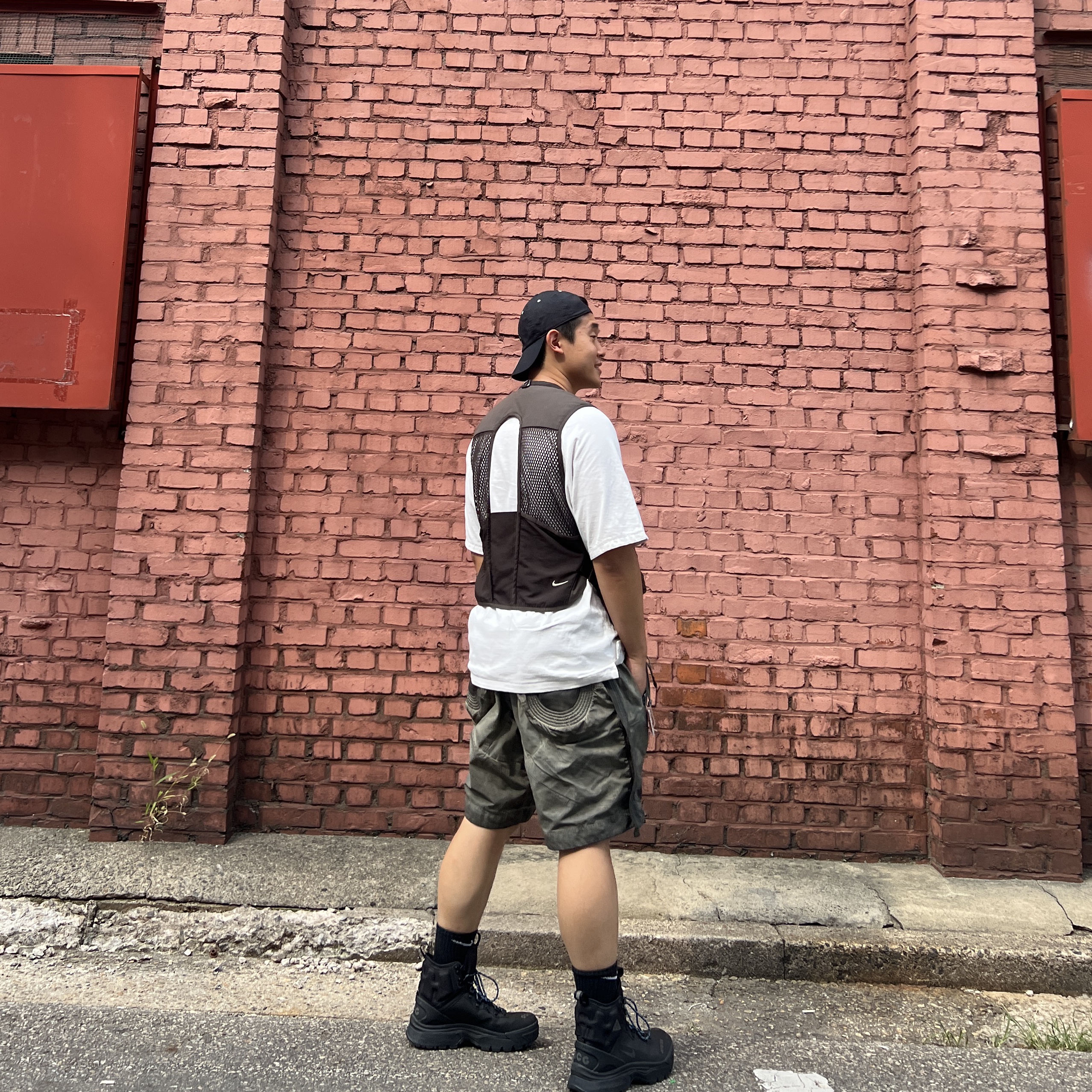 Nike ACG Heritage 86 Cap Black, Nike ACG Buttles Vest Velvet Brown - Asia 착용 스타일 - 3