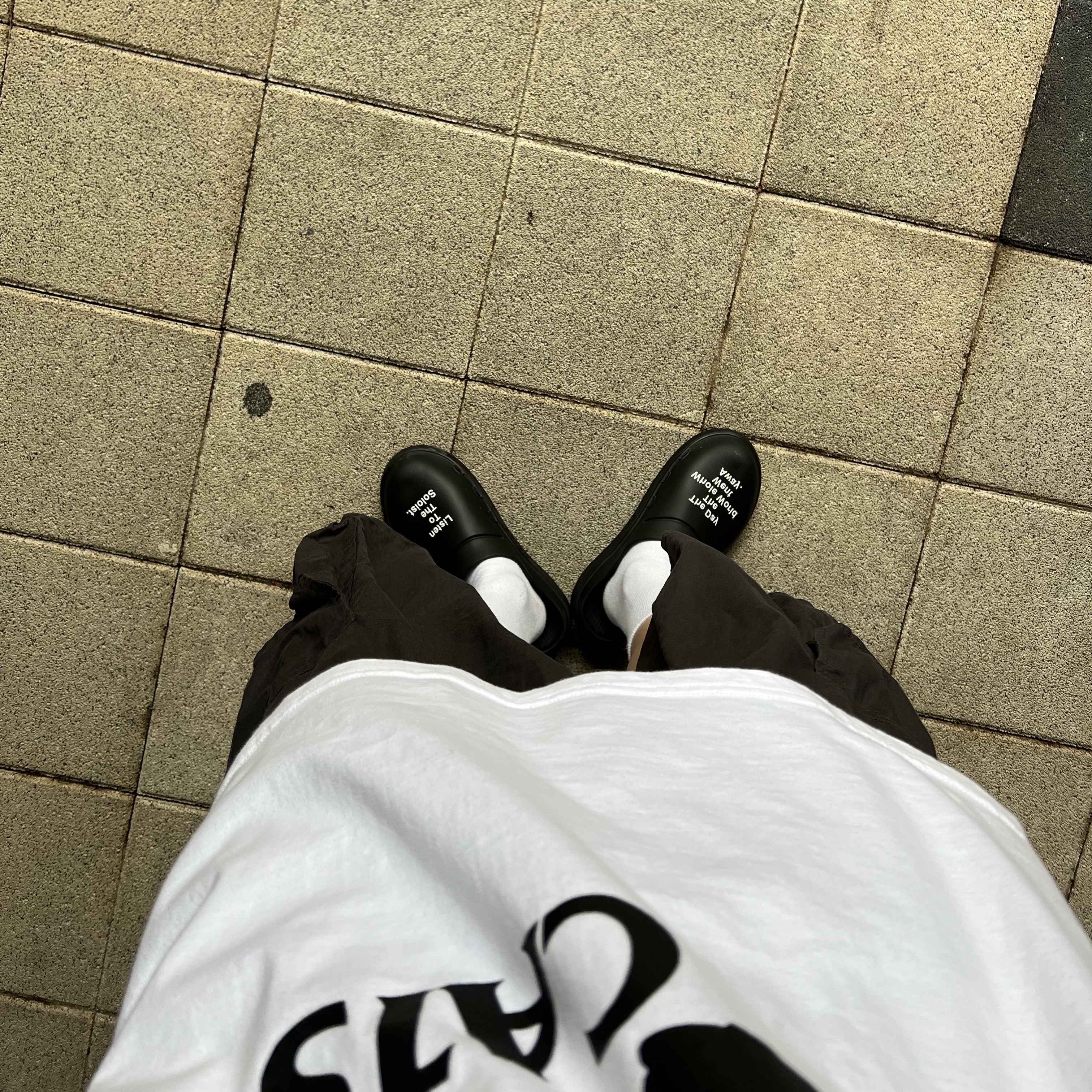Oofos x Takahiromiyashita The Soloist The Day The Whole World Went Away Clog Black 착용 스타일 - 2