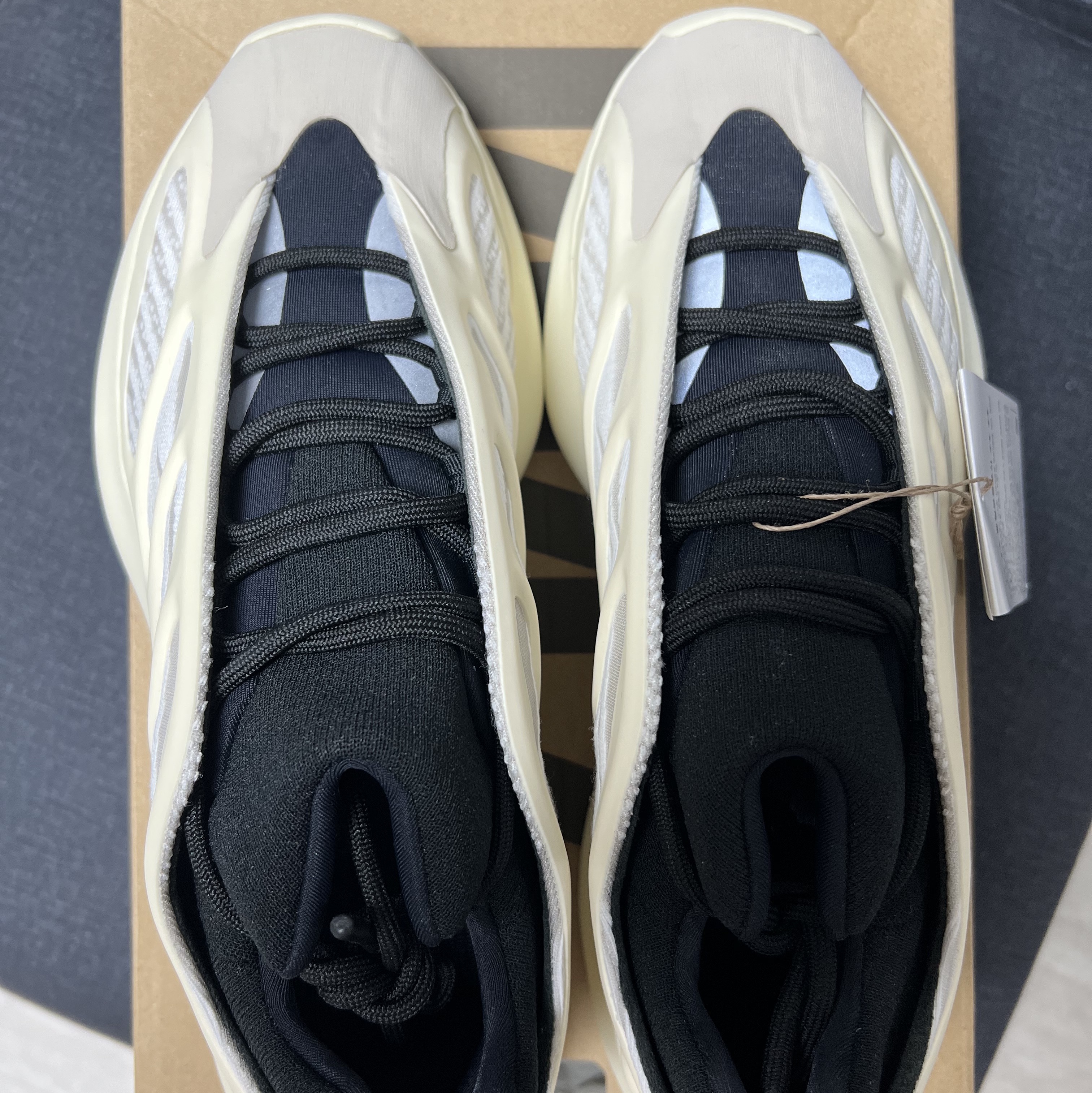 Adidas Yeezy 700 V3 Azael 2022/2023 착용 스타일 - 1