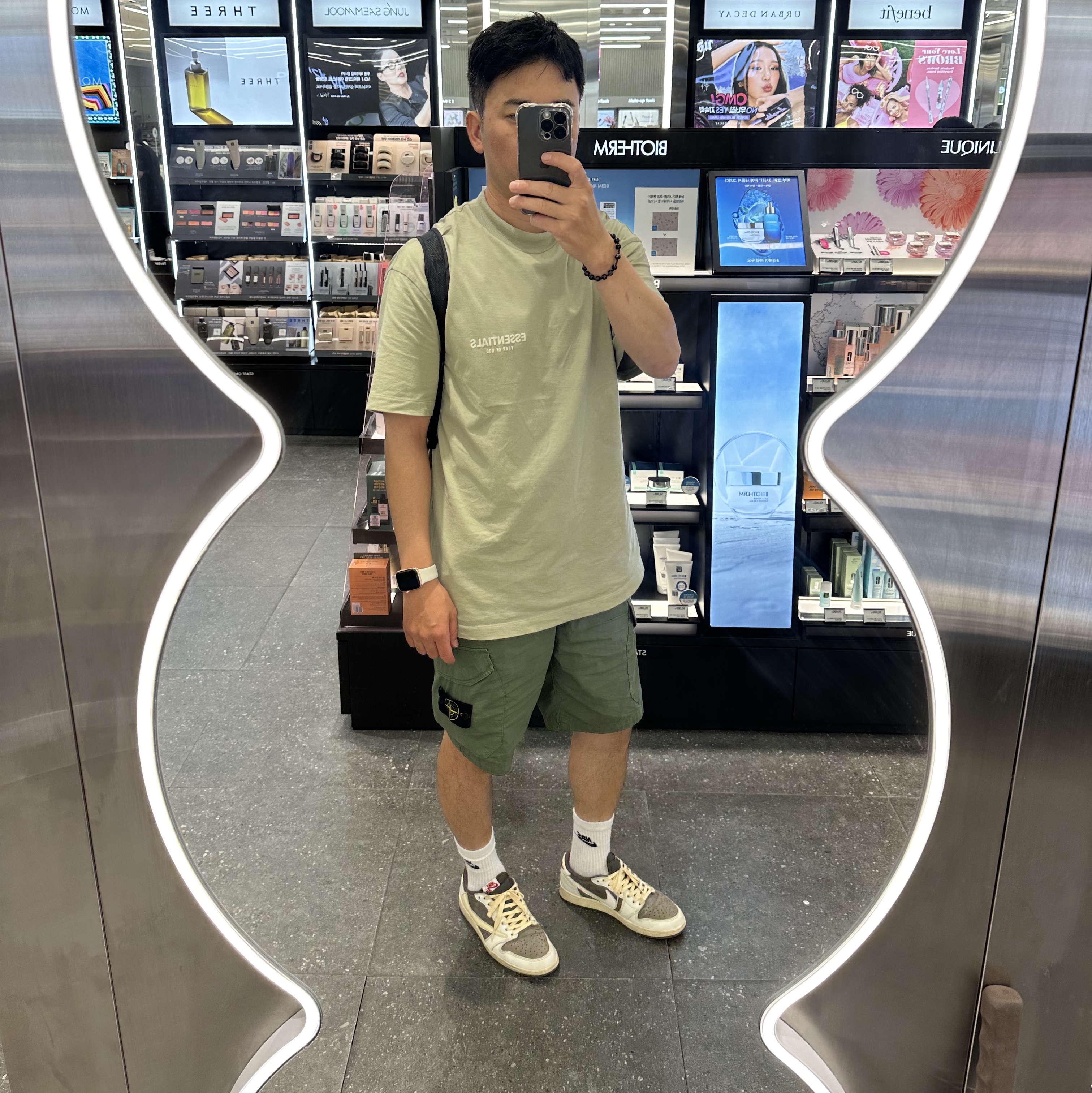 Essentials SS T-Shirt Seal - 23SS, Jordan 1 x Travis Scott Retro Low OG SP Sail and Ridgerock 착용 스타일