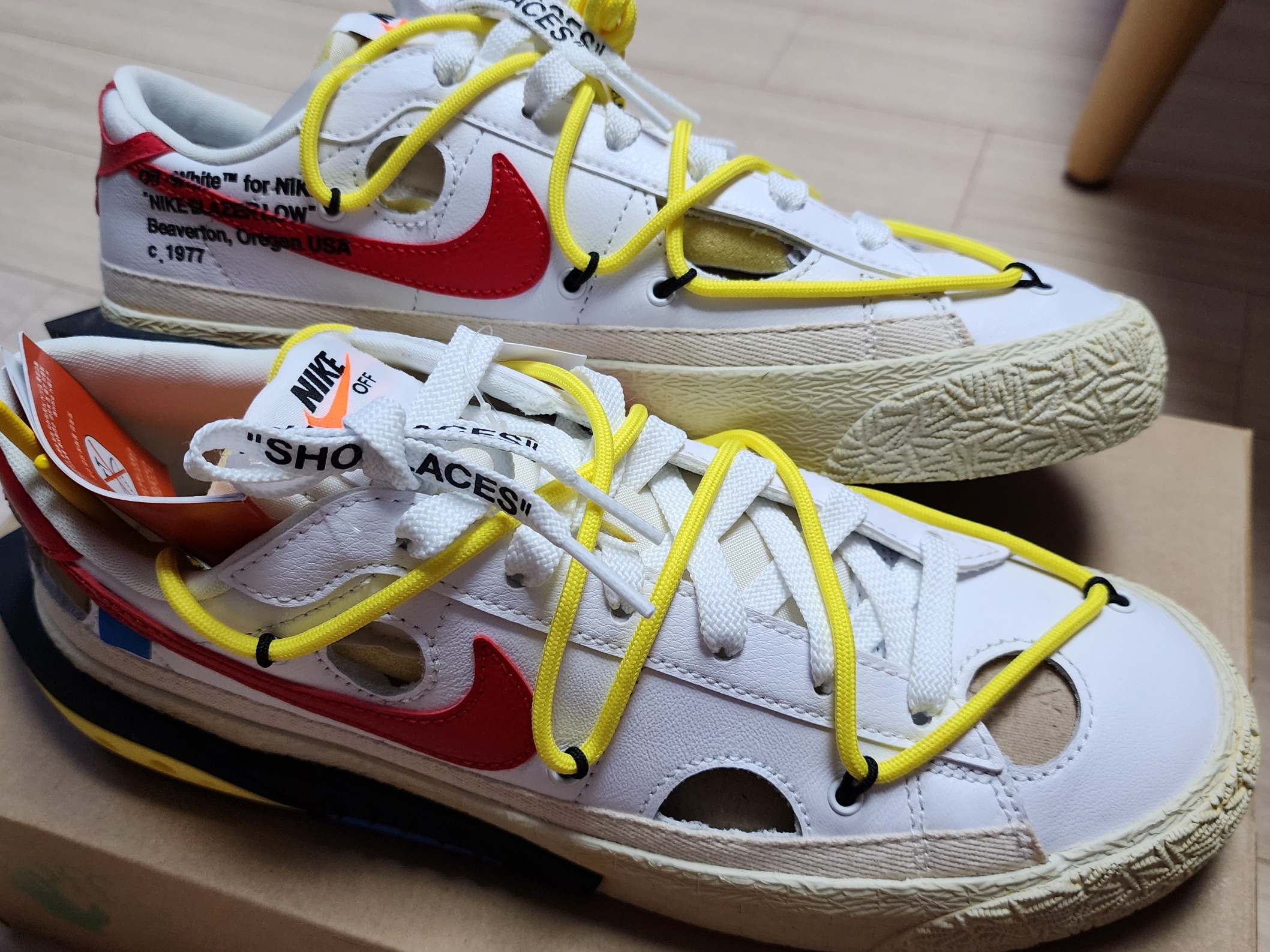 Nike x Off-White Blazer Low '77 White and University Red 착용 스타일 - 4