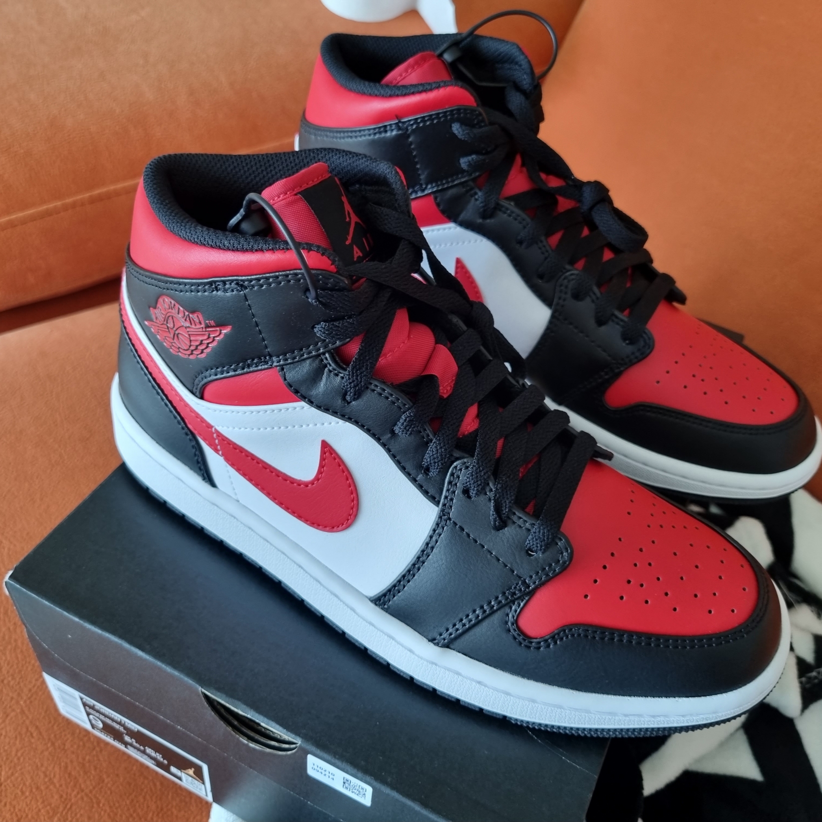 Jordan 1 Mid Black Fire Red 착용 스타일 - 1