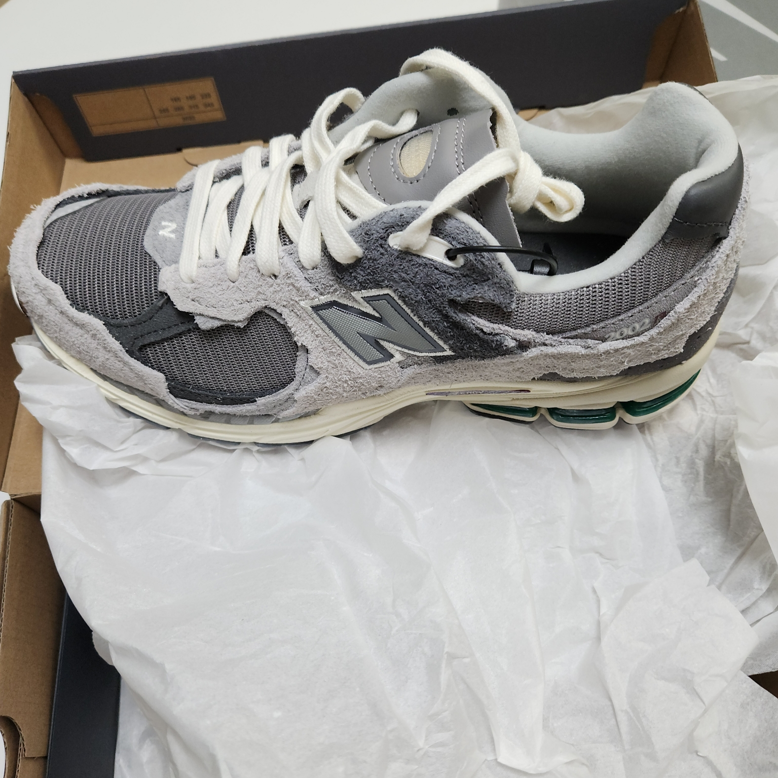 New Balance 2002R Protection Pack Rain Cloud 착용 스타일