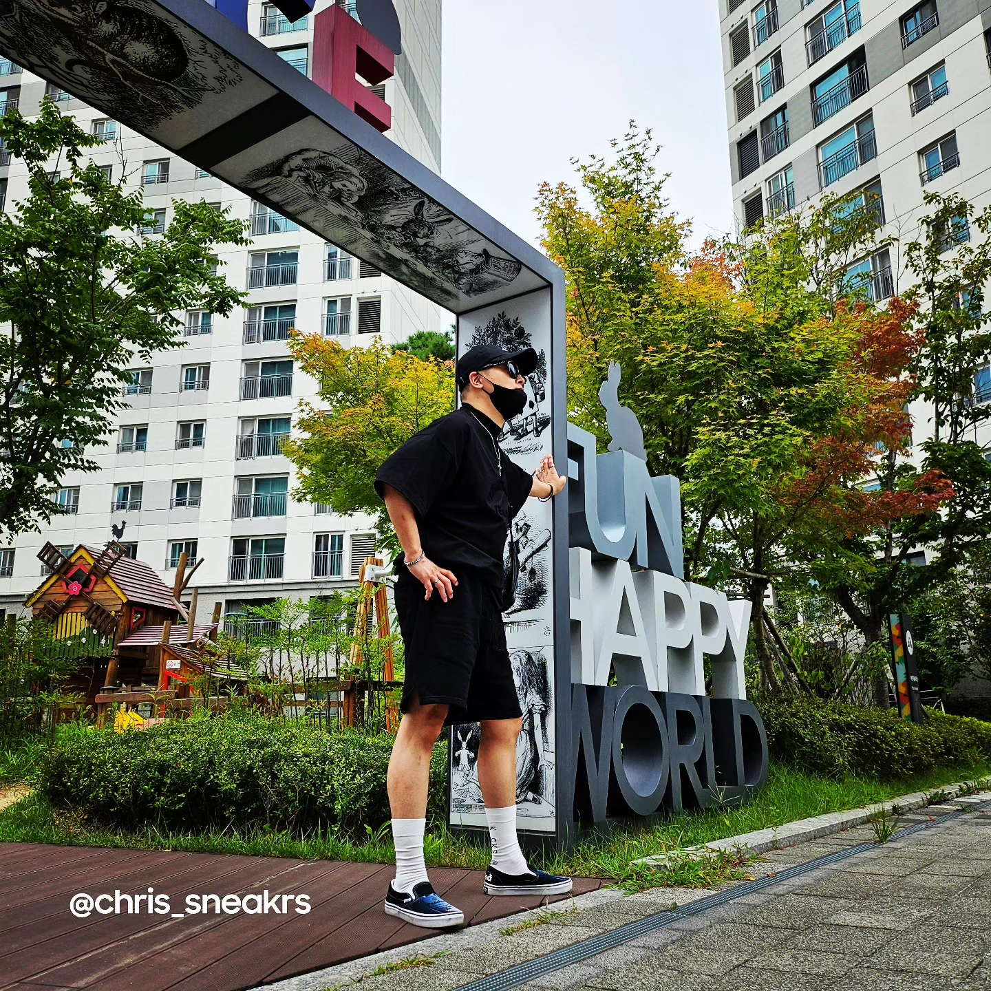 Essentials The Black Collection T-Shirt Black - 23SS, [KREAM 단독] Won Chaser New Money Shorts Black 착용 스타일 - 2