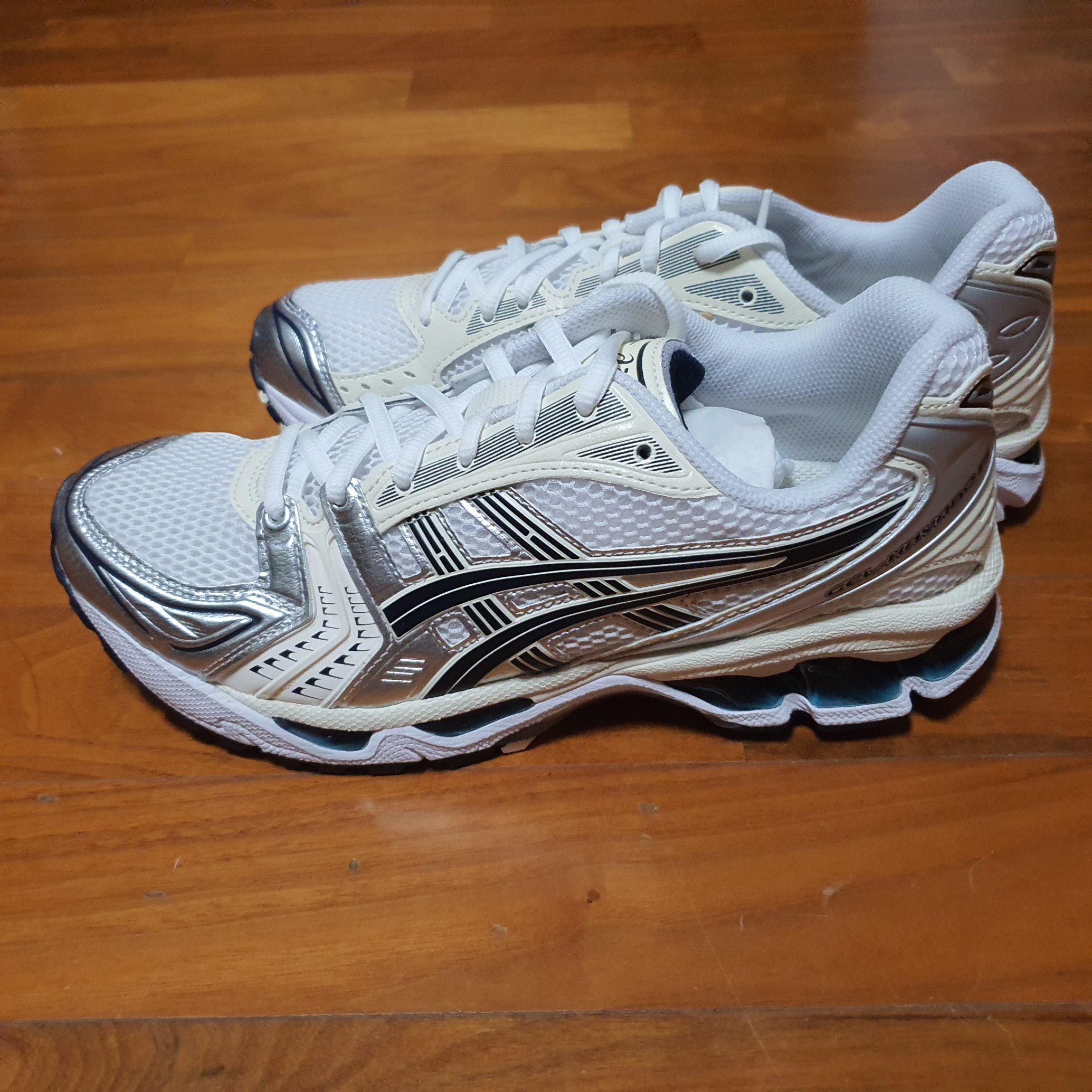 (W) Asics Gel-Kayano 14 White Midnight 착용 스타일