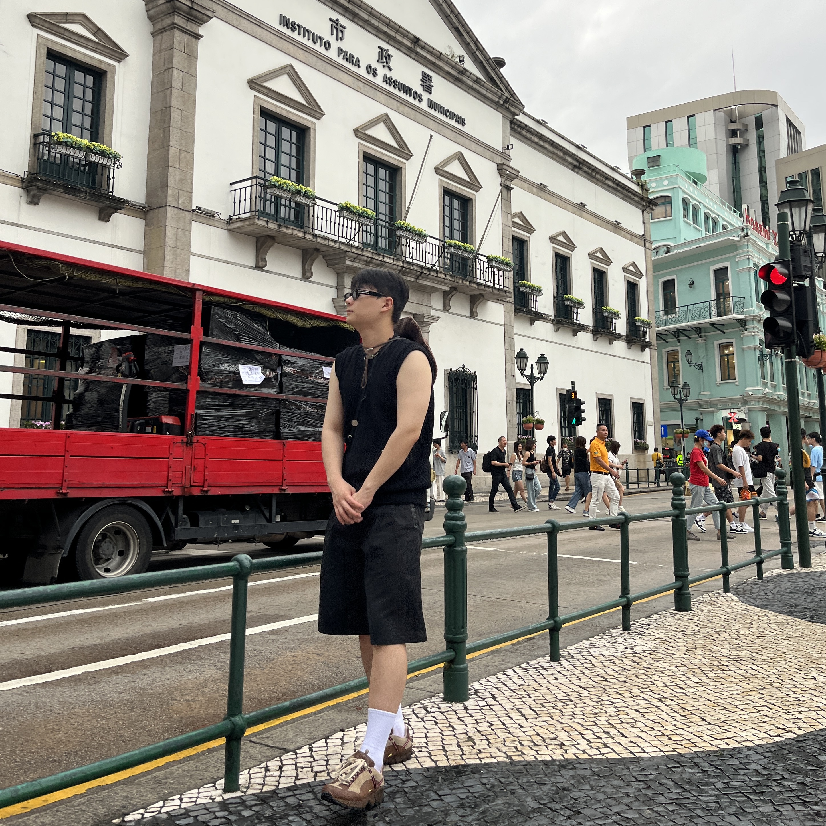 Nike x Jacquemus Air Humara LX Ale Brown and Gold, Jacquemus Le Bob Artichaut Bucket Hat Brown 착용 스타일