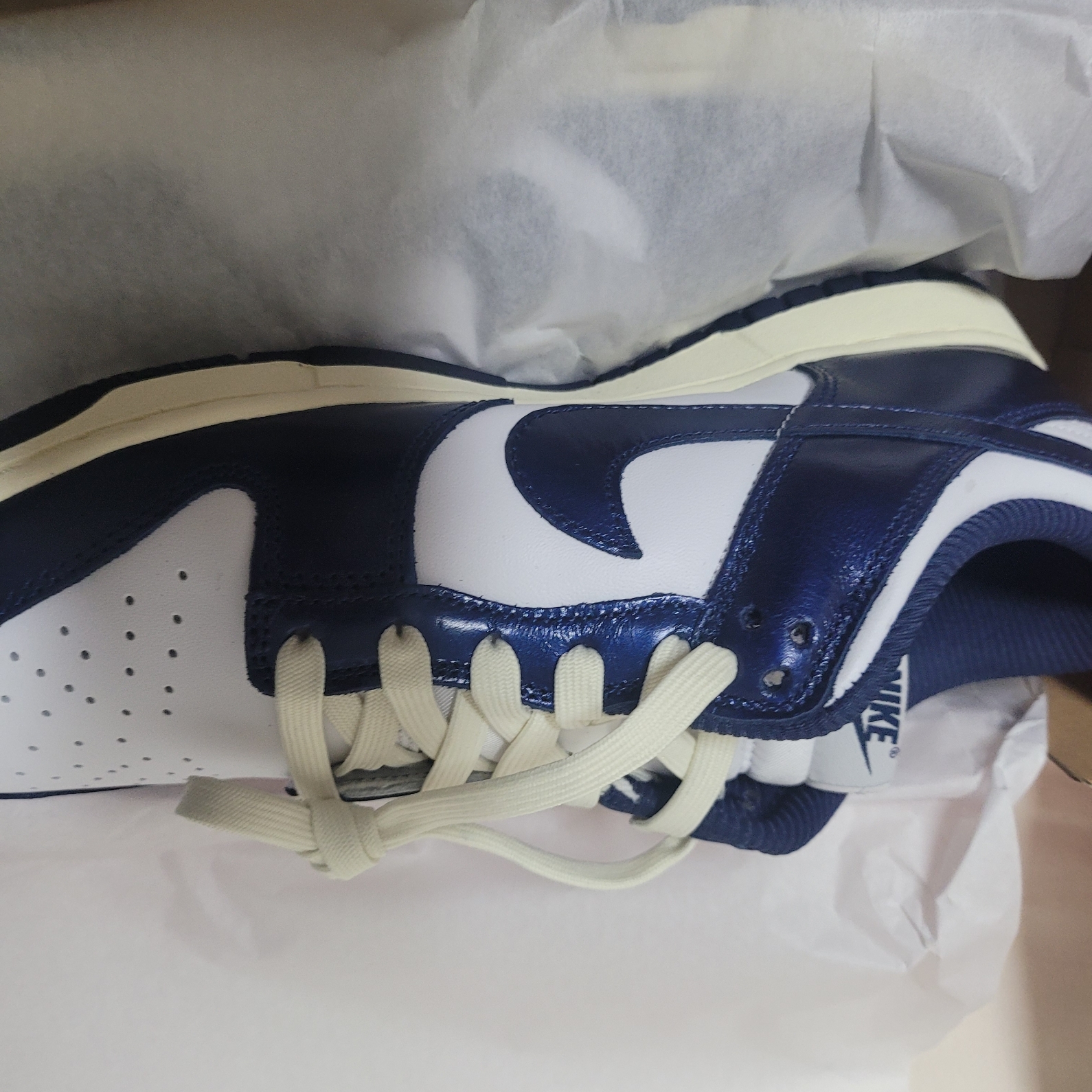 (W) Nike Dunk Low PRM Midnight Navy and White 착용 스타일