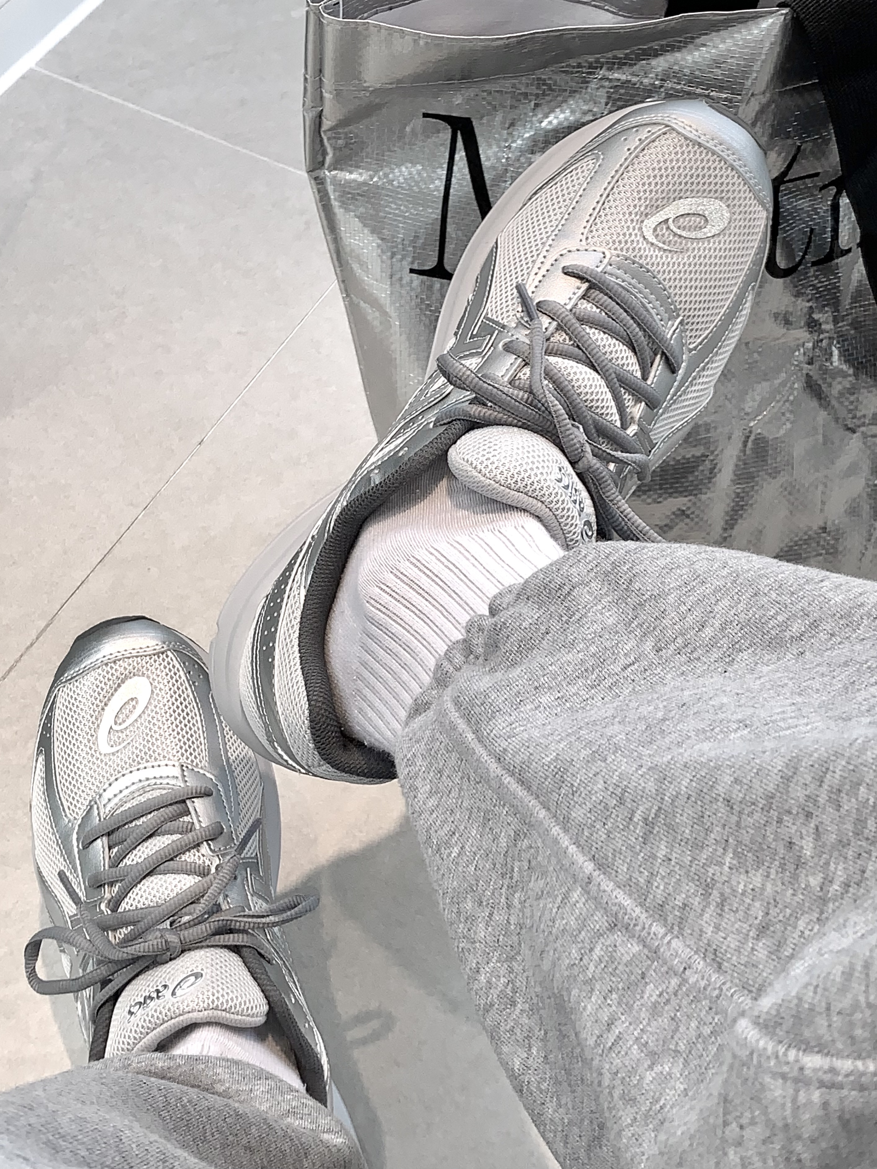 Asics Jog 100 S SMU Glacier Grey Pure Silver - 2E Wide, Apple Watch SE 44mm GPS Silver Aluminum Case with Sport Band White (Korean Ver.) 착용 스타일 - 3