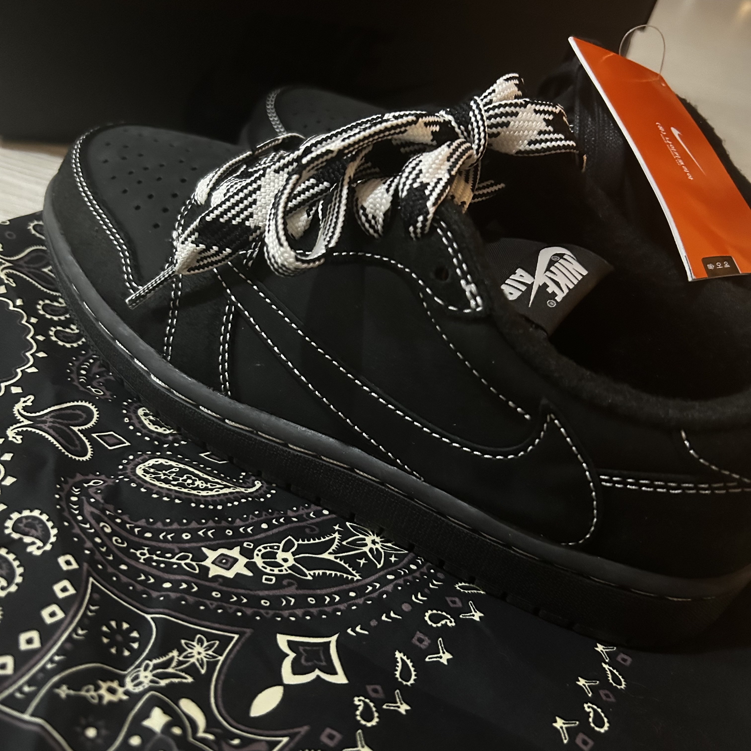 Jordan 1 x Travis Scott Retro Low OG SP Black Phantom 착용 스타일 - 2