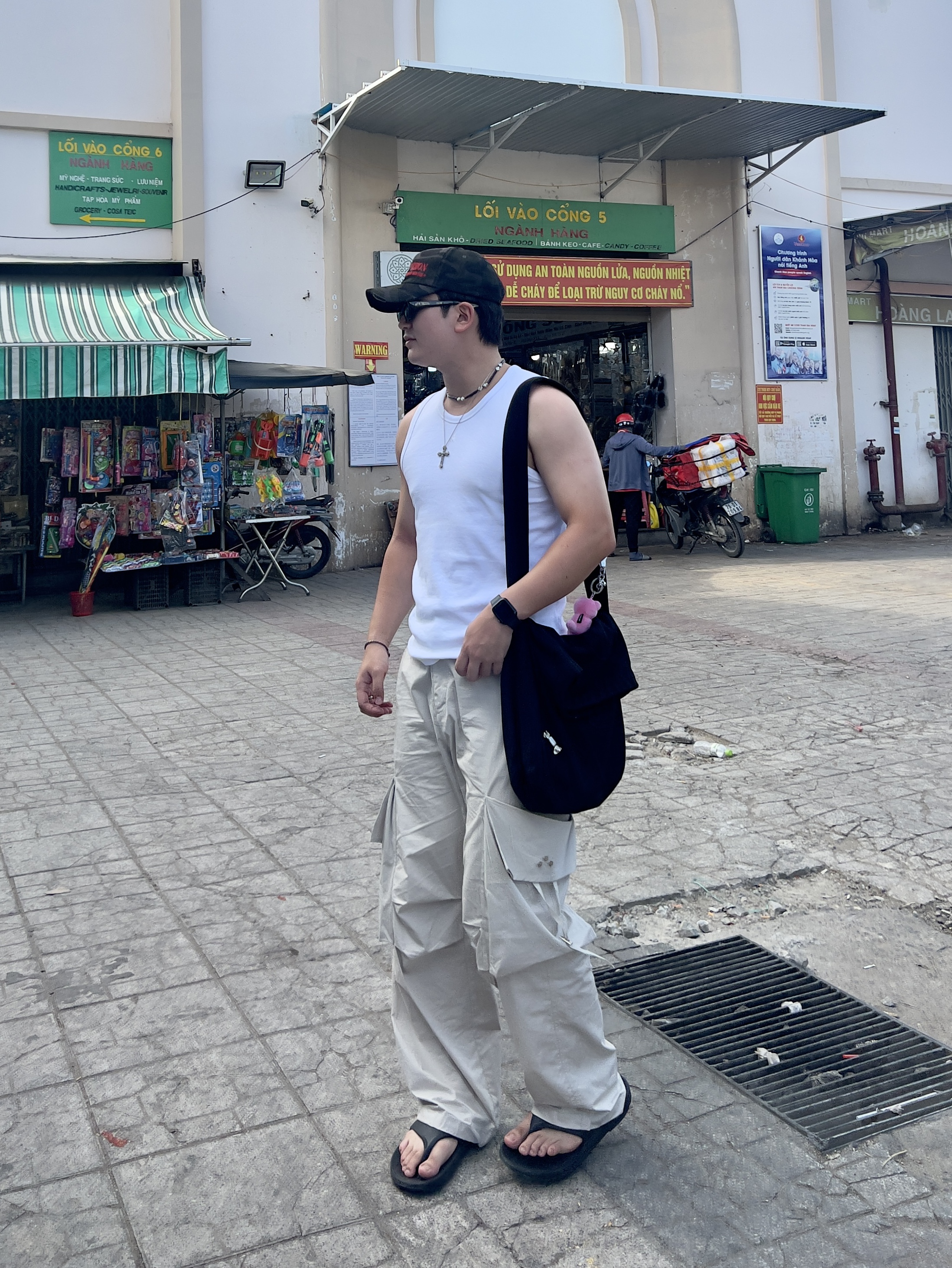 Our Legacy Sling Bag Washed Black Denim, Oofos OOriginal Black 착용 스타일 - 1