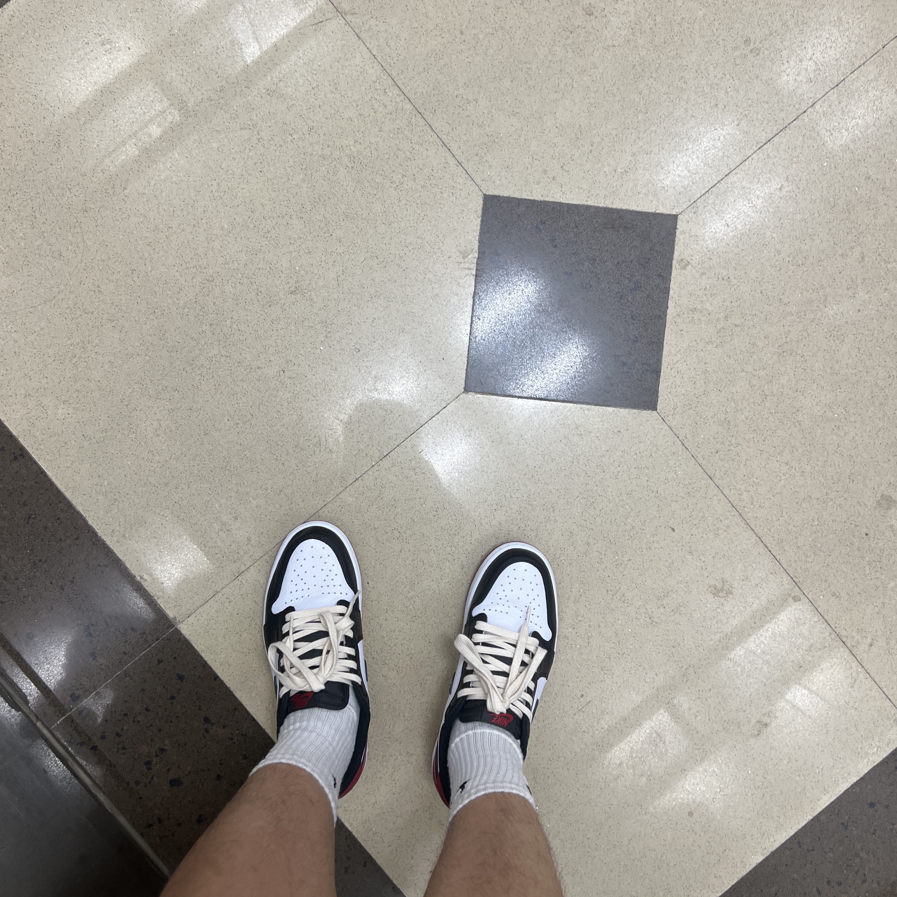 Jordan 1 Retro Low OG Black Toe, Nike NRG Solo Swoosh Fleece Shorts Black - Asia 착용 스타일 - 1