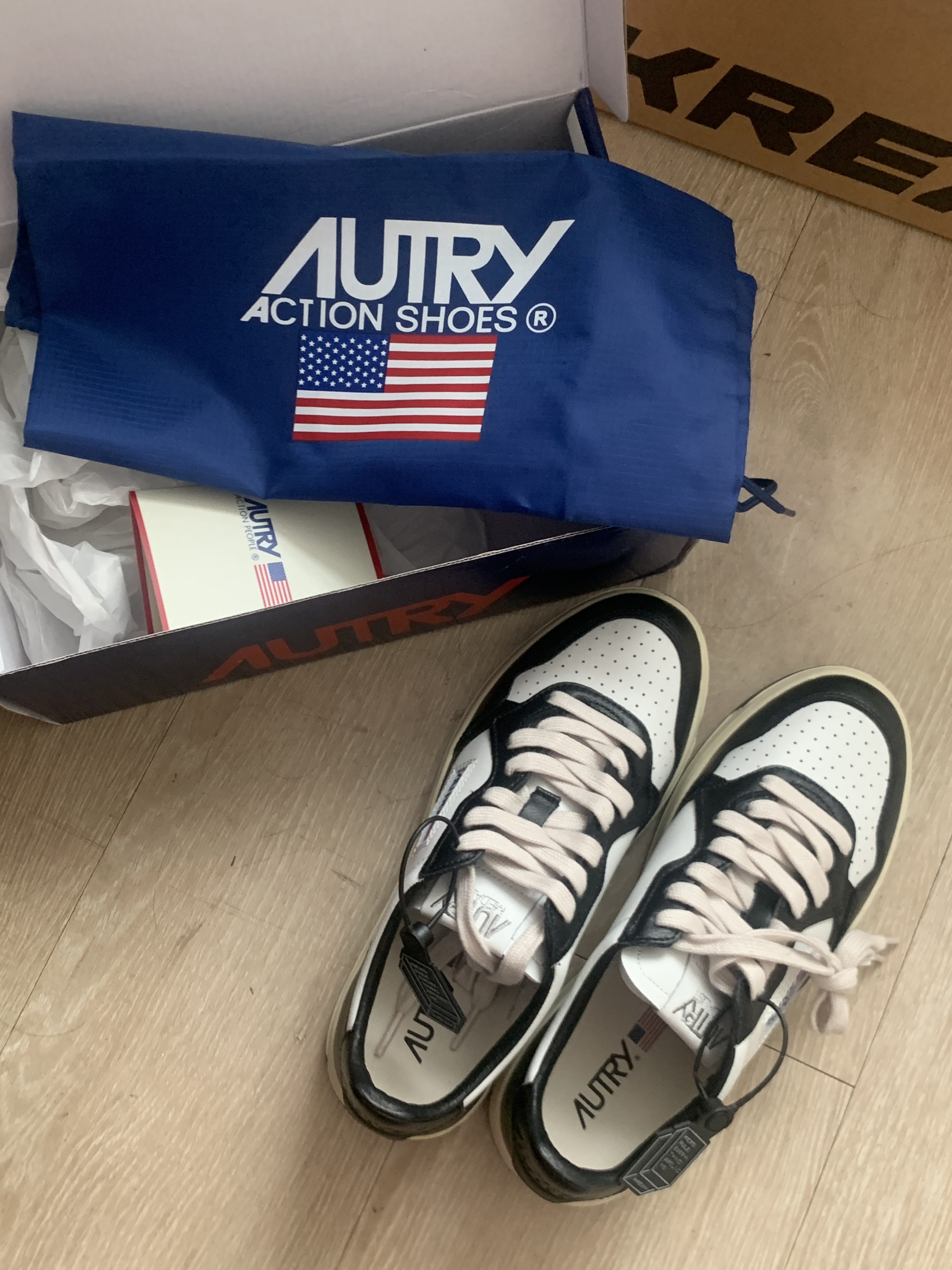(W) Autry Medalist Low Leather Sneakers Black White 착용 스타일 - 1
