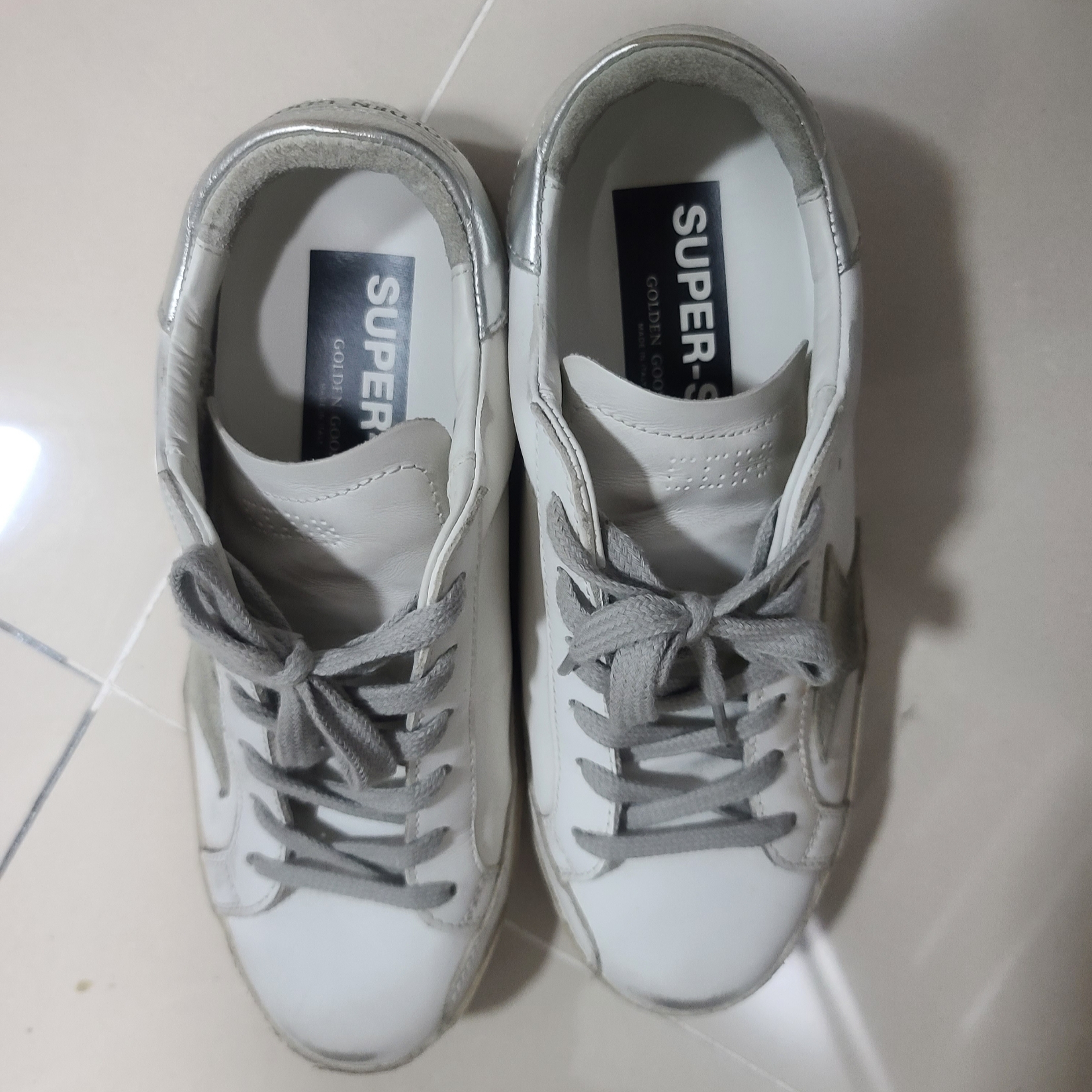 (W) Golden Goose Superstar White Silver Heel Tab Sneakers 착용 스타일