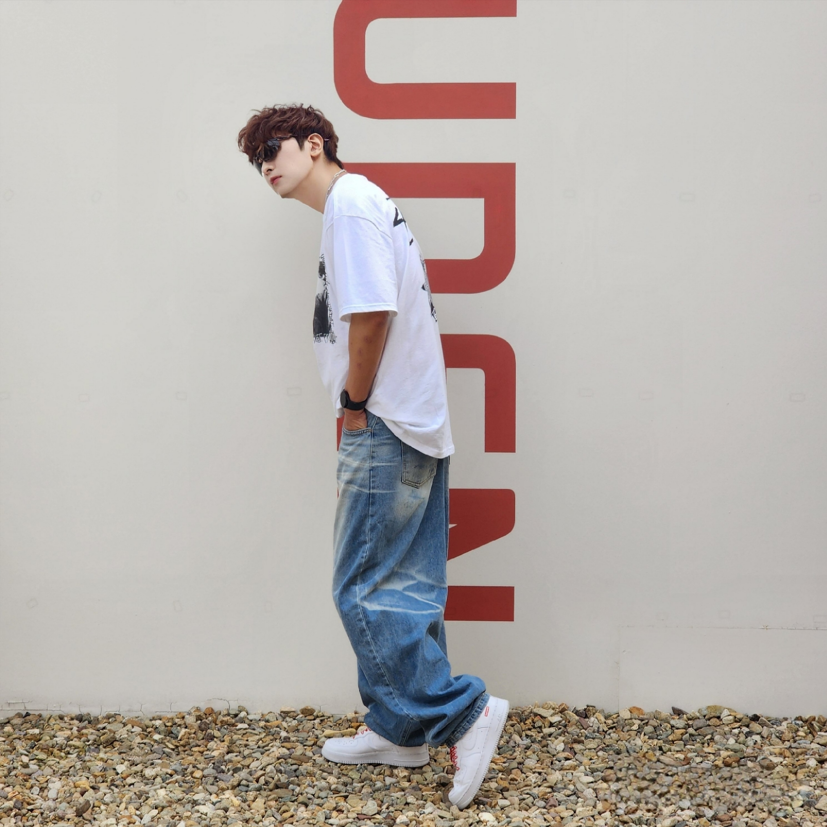 Nike x Supreme Air Force 1 Low White, Stussy x Gang Starr Take It Personal T-Shirt White 착용 스타일 - 3