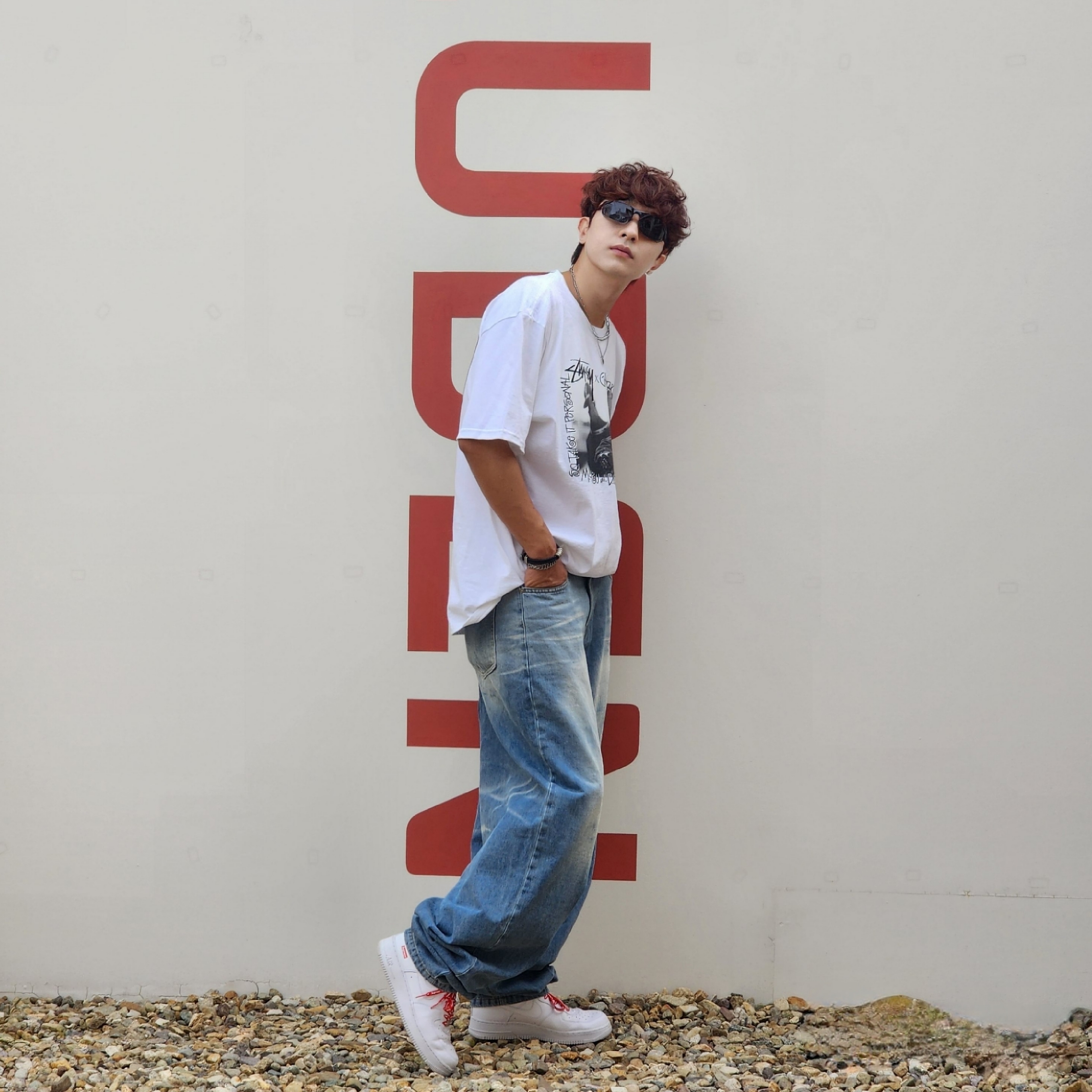 Nike x Supreme Air Force 1 Low White, Stussy x Gang Starr Take It Personal T-Shirt White 착용 스타일 - 4