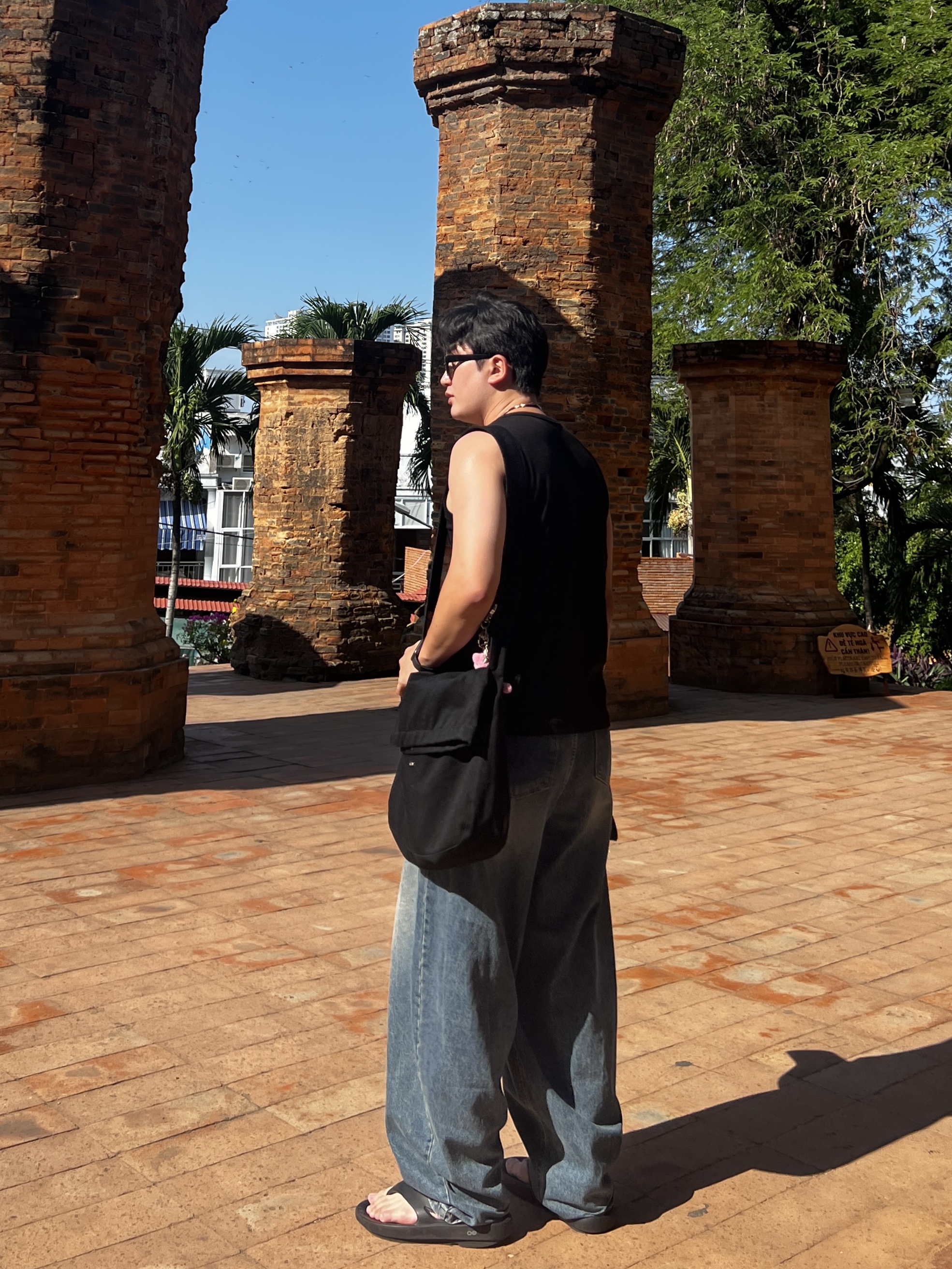 Our Legacy Sling Bag Washed Black Denim, Oofos OOriginal Black 착용 스타일 - 1